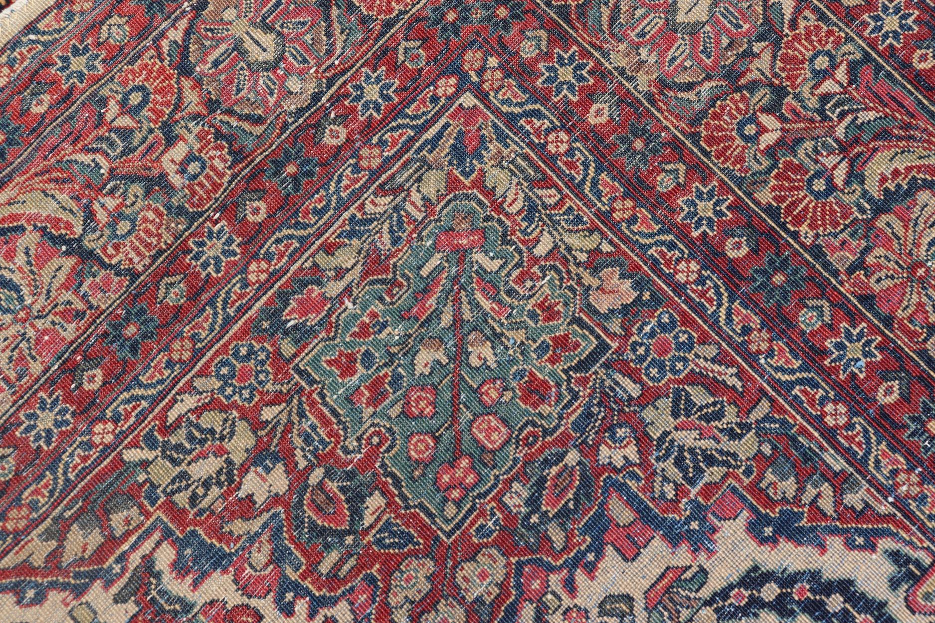 Antiker feiner persischer Feraghan Sarouk-Teppich mit elfenbeinfarbenem Hintergrund und aufwändiger Struktur  Design/One im Angebot 3