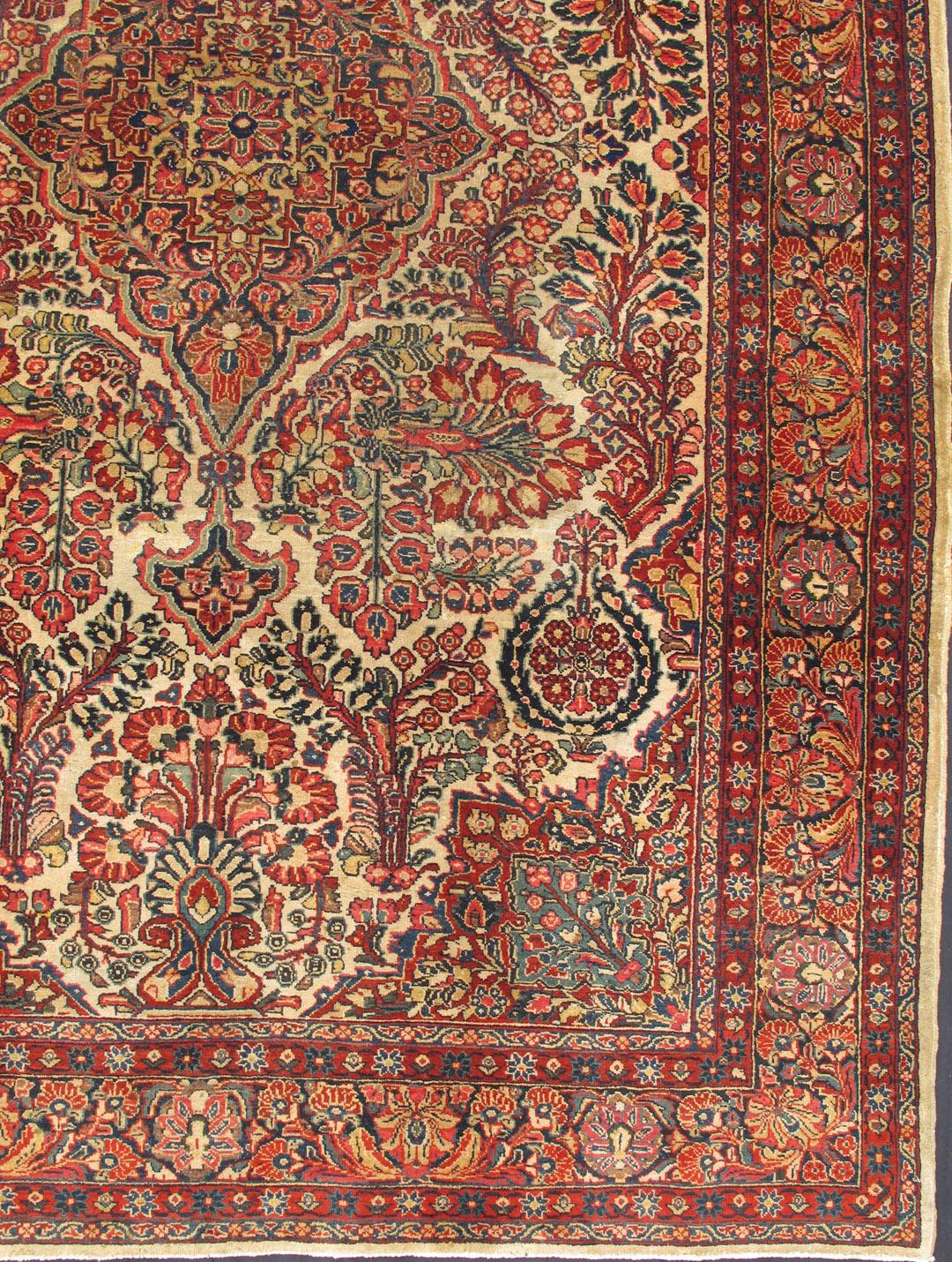 Antiker feiner persischer Feraghan Sarouk-Teppich mit elfenbeinfarbenem Hintergrund und aufwändiger Struktur  Design/One (Sarouk Farahan) im Angebot