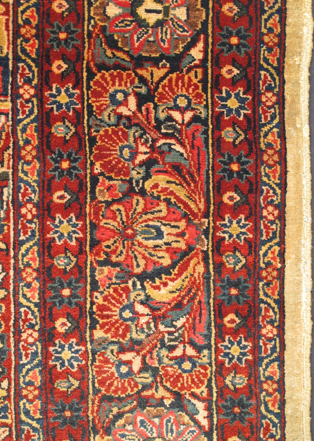 Antiker feiner persischer Feraghan Sarouk-Teppich mit elfenbeinfarbenem Hintergrund und aufwändiger Struktur  Design/One (Persisch) im Angebot