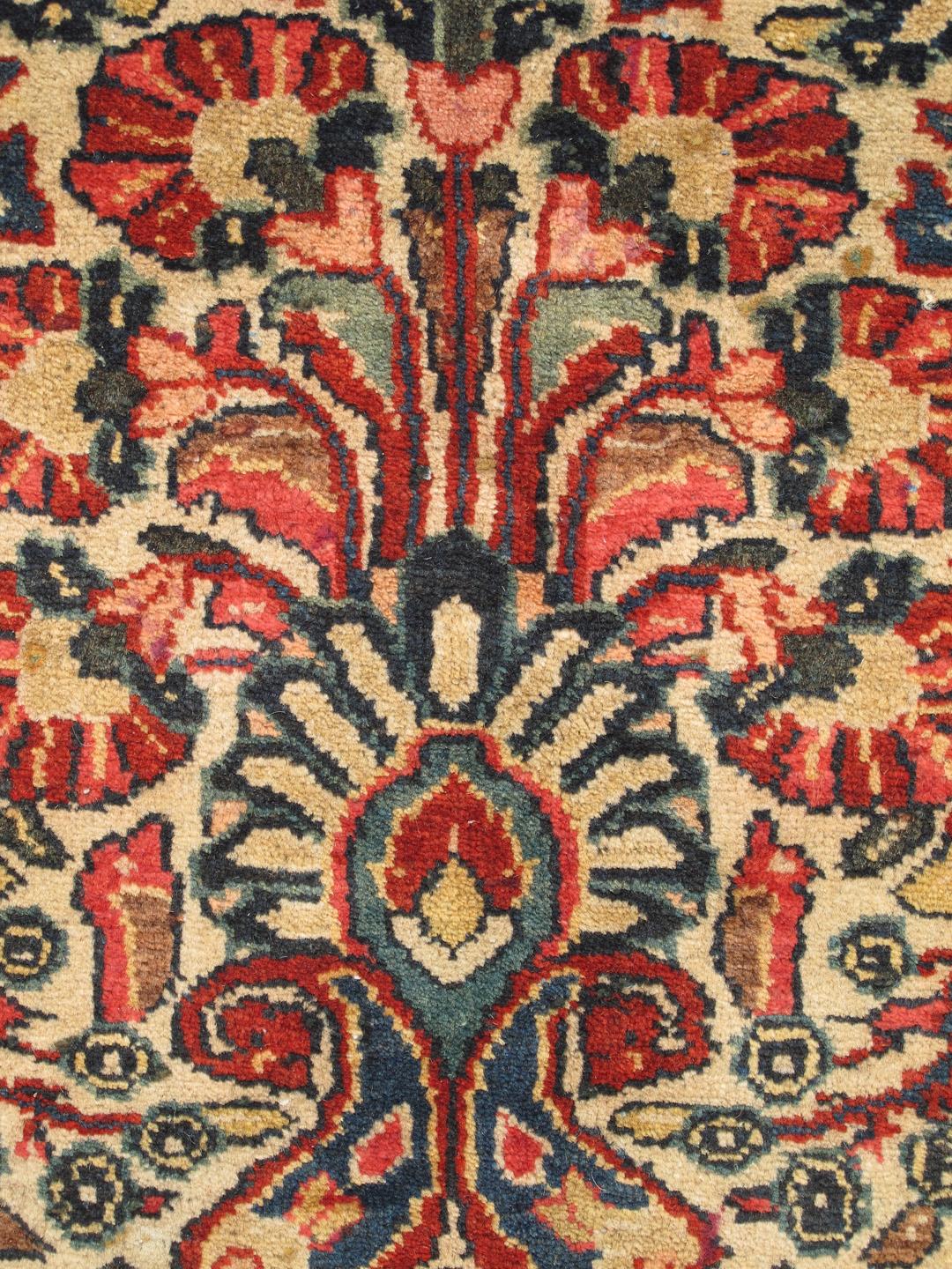 Antiker feiner persischer Feraghan Sarouk-Teppich mit elfenbeinfarbenem Hintergrund und aufwändiger Struktur  Design/One (Handgeknüpft) im Angebot