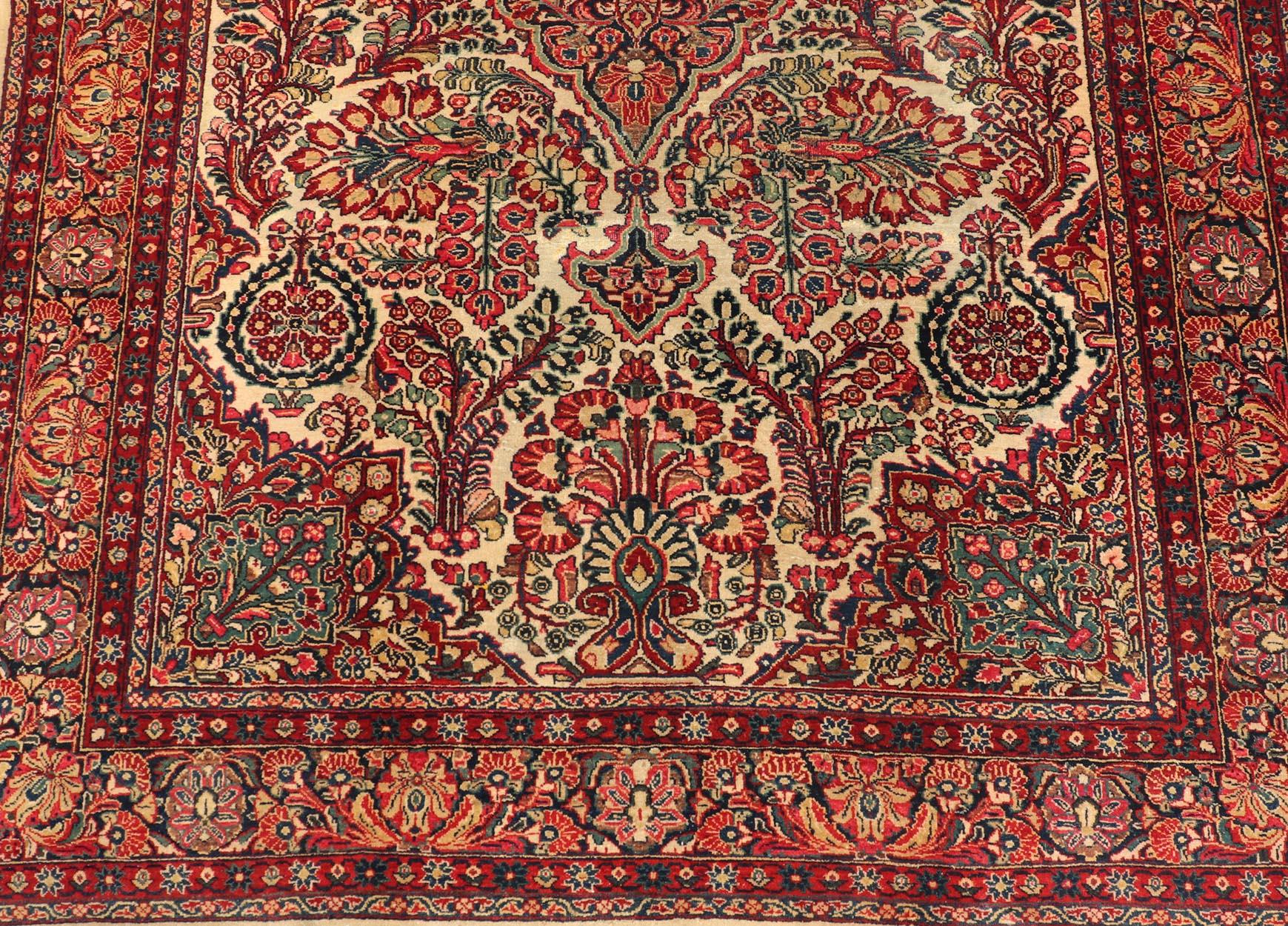 Antiker feiner persischer Feraghan Sarouk-Teppich mit elfenbeinfarbenem Hintergrund und aufwändiger Struktur  Design/One (Wolle) im Angebot