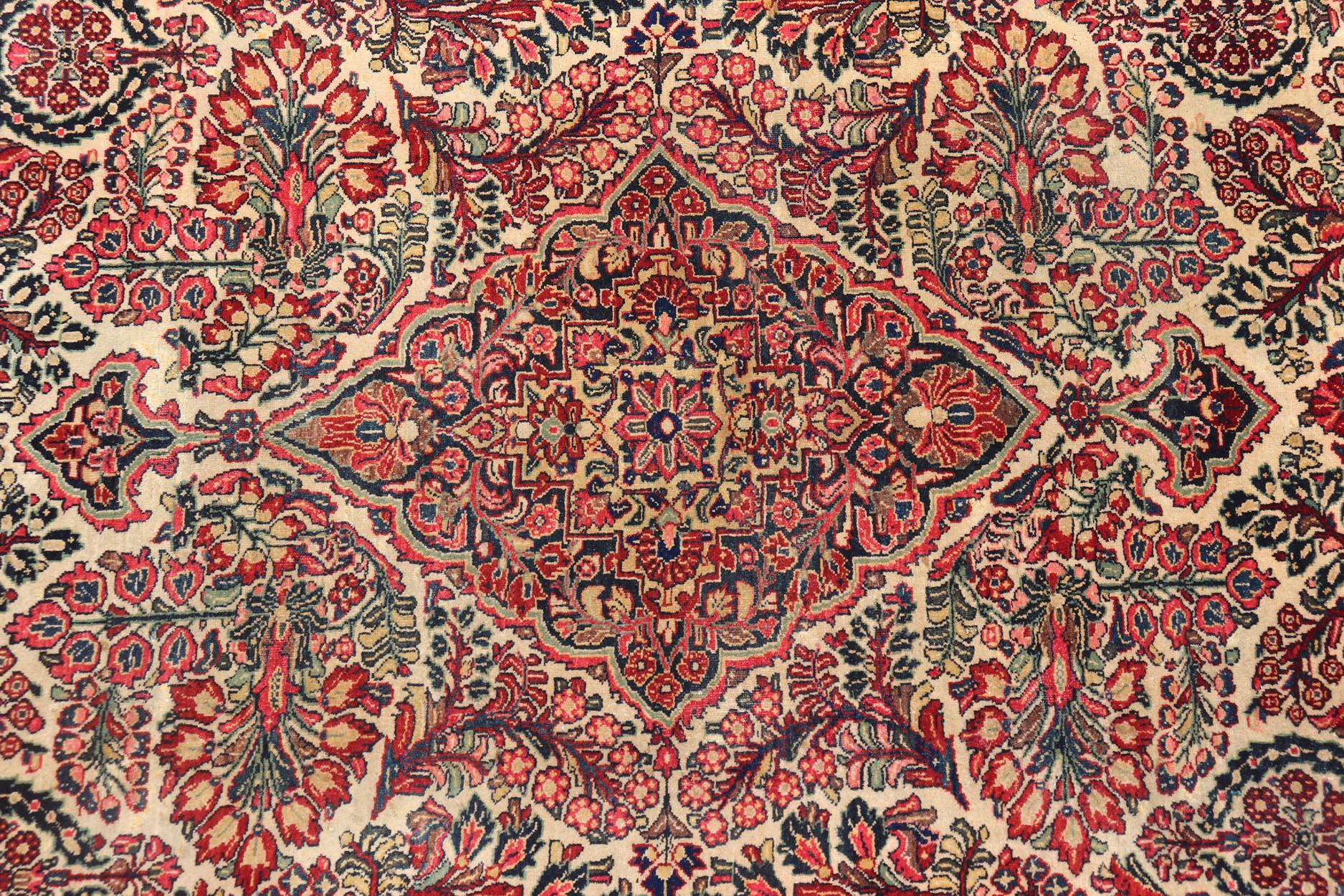 Antiker feiner persischer Feraghan Sarouk-Teppich mit elfenbeinfarbenem Hintergrund und aufwändiger Struktur  Design/One im Angebot 1