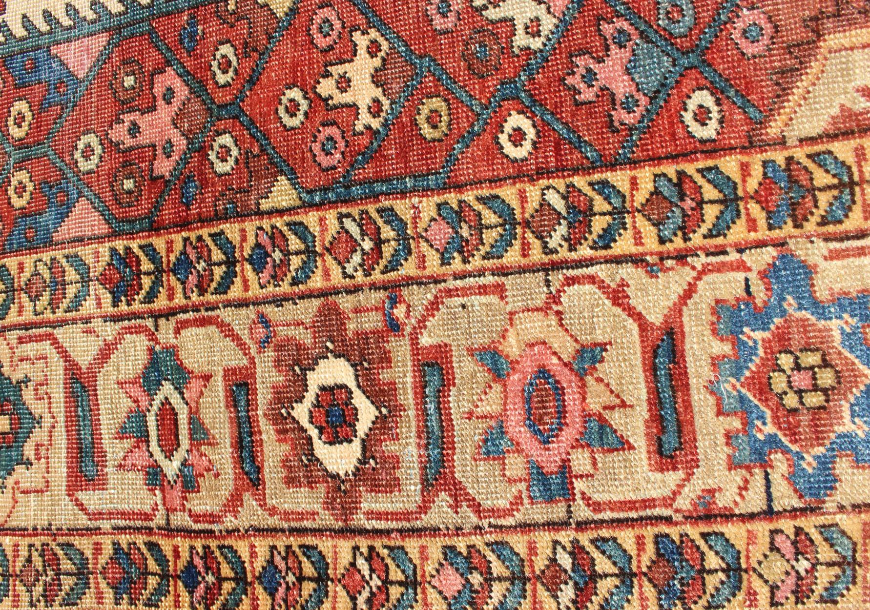 Antiker Feraghan Sarouk Teppich mit elfenbeinfarbenem Hintergrund:: Braun:: Rot:: Kamel und Teal im Angebot 6