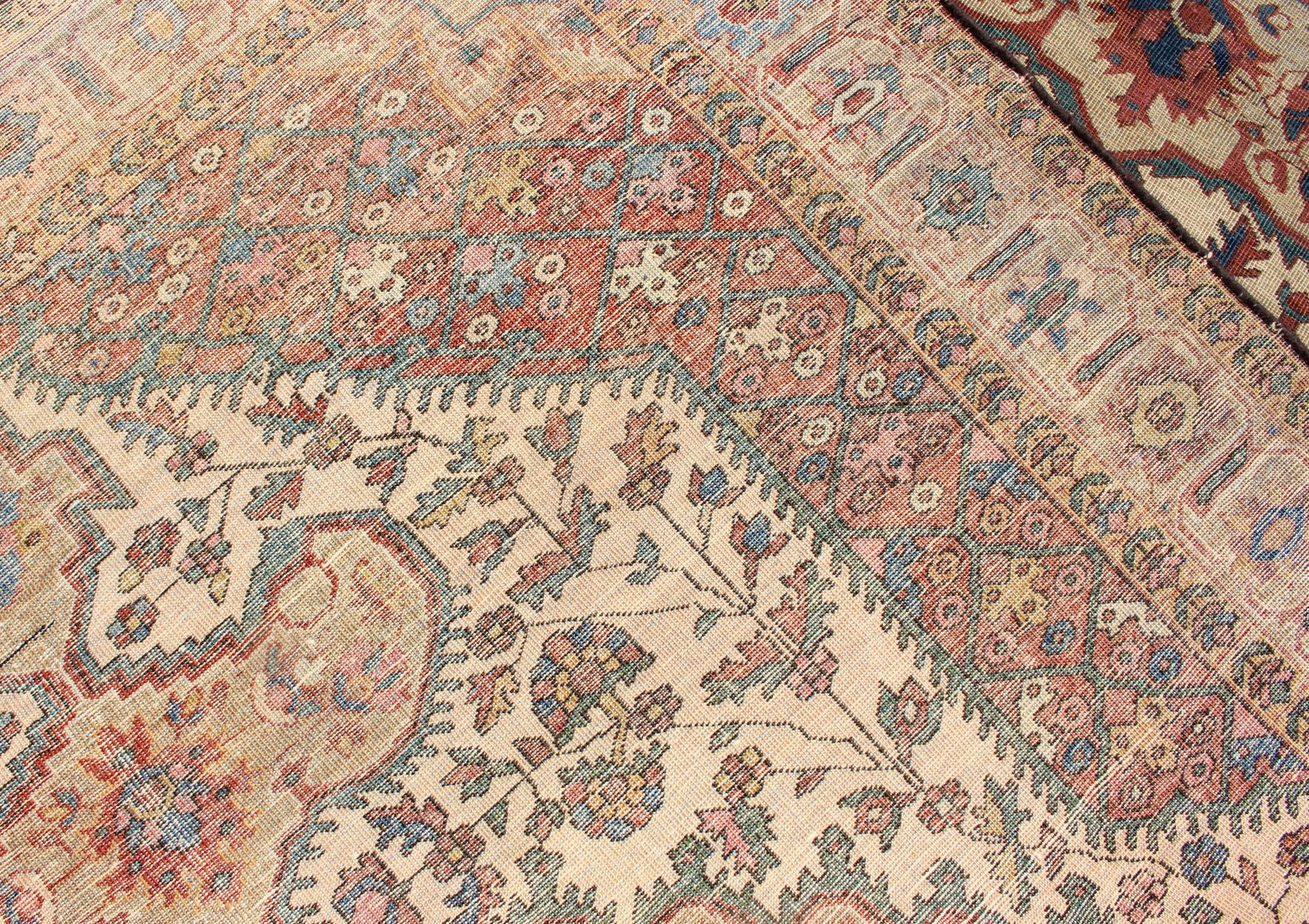 Antiker Feraghan Sarouk Teppich mit elfenbeinfarbenem Hintergrund:: Braun:: Rot:: Kamel und Teal im Angebot 10