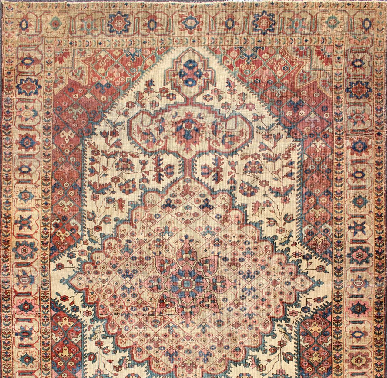 Antiker Feraghan Sarouk Teppich mit elfenbeinfarbenem Hintergrund:: Braun:: Rot:: Kamel und Teal (Sarouk Farahan) im Angebot