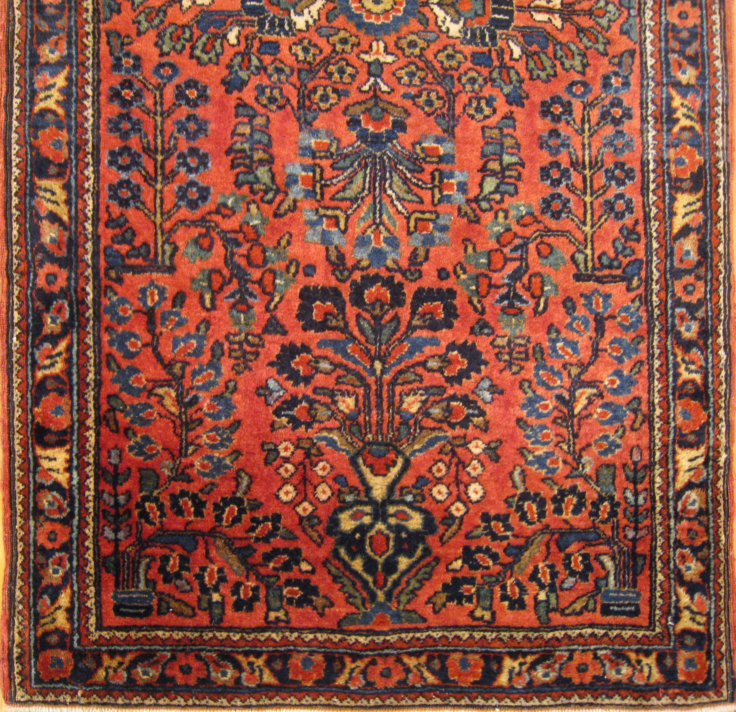 Antique Persian Sarouk Oriental Rug with Floral Design, circa 1920 in Small Size In Good Condition For Sale In New York, NY