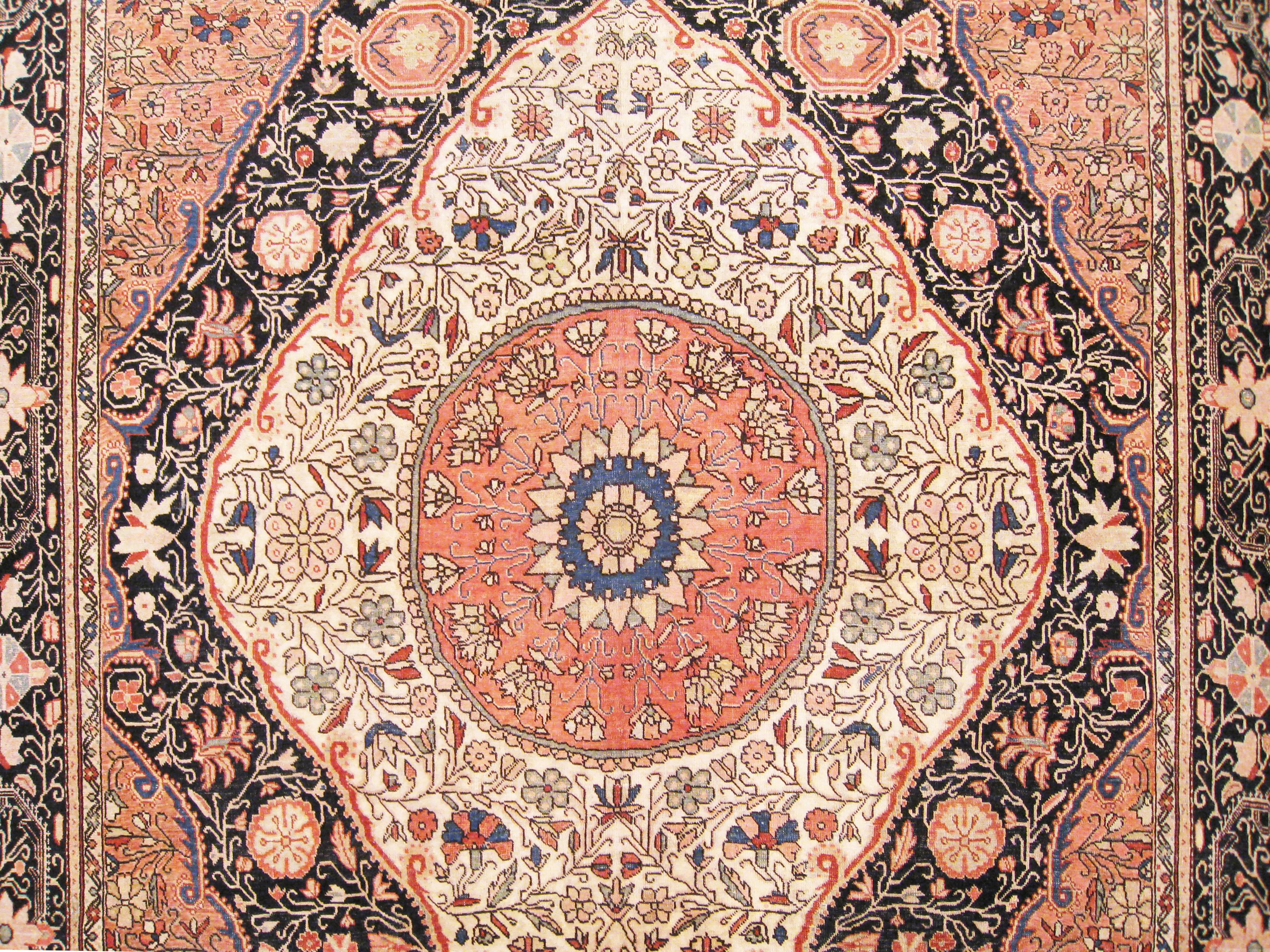 Antique Ferahan Sarouk Oriental Rug, in Room Size, with Central Medallion In Good Condition For Sale In New York, NY
