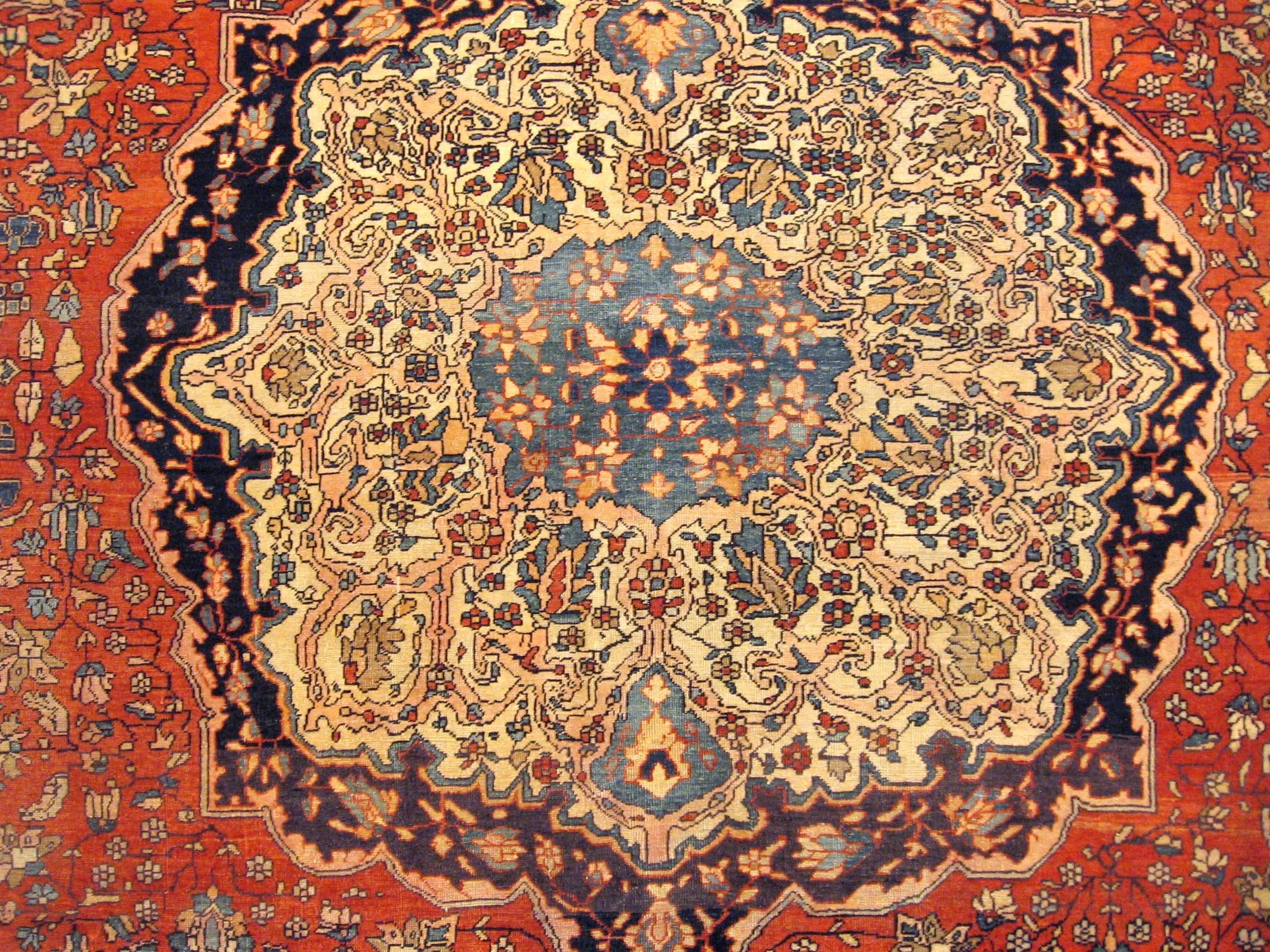 Antique Ferahan Sarouk Oriental Rug, in Room size, with Central Medallion In Good Condition For Sale In New York, NY