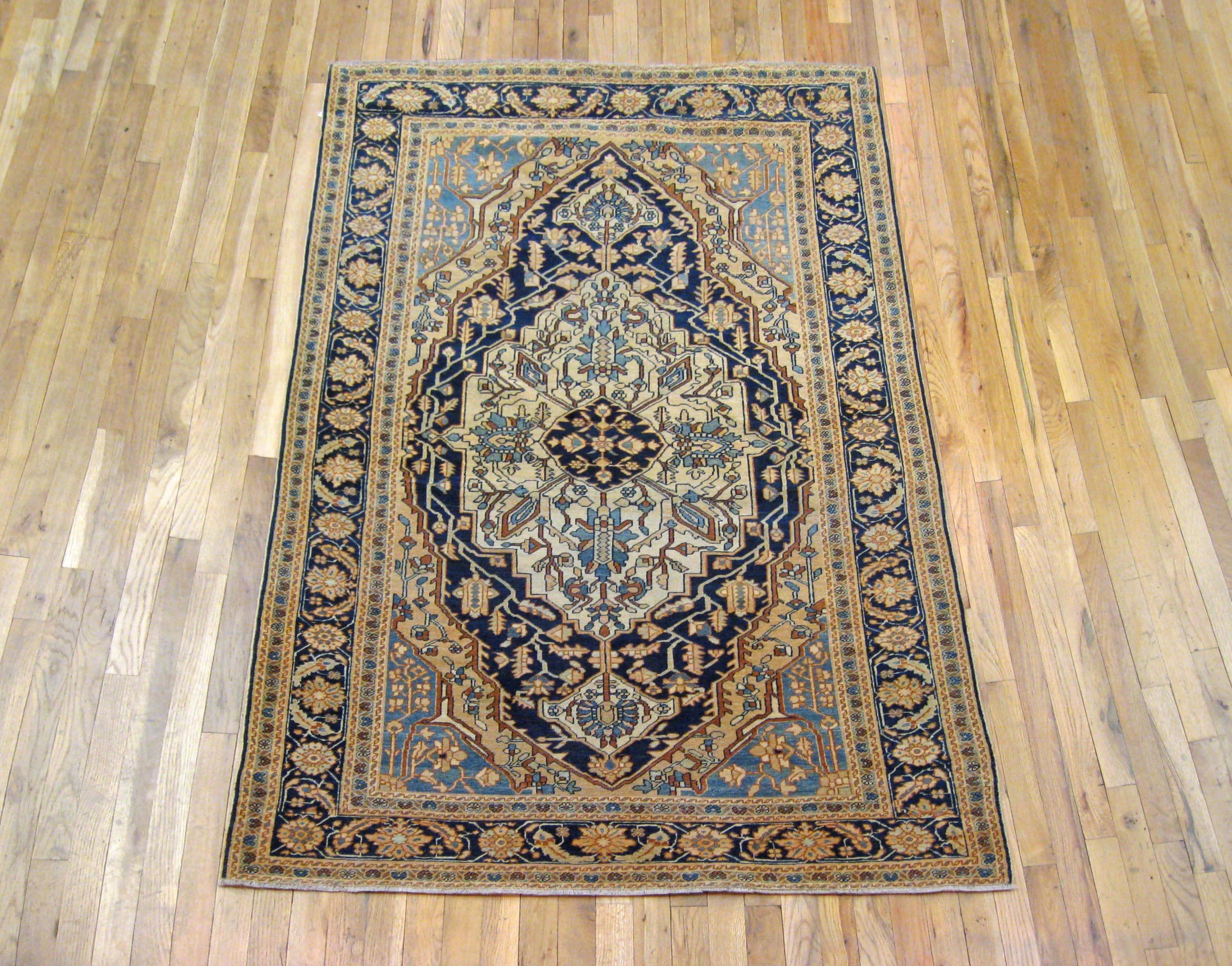 Antique Ferahan Sarouk oriental rug, circa 1910, small size

An antique Ferahan Sarouk oriental rug, size 6'8