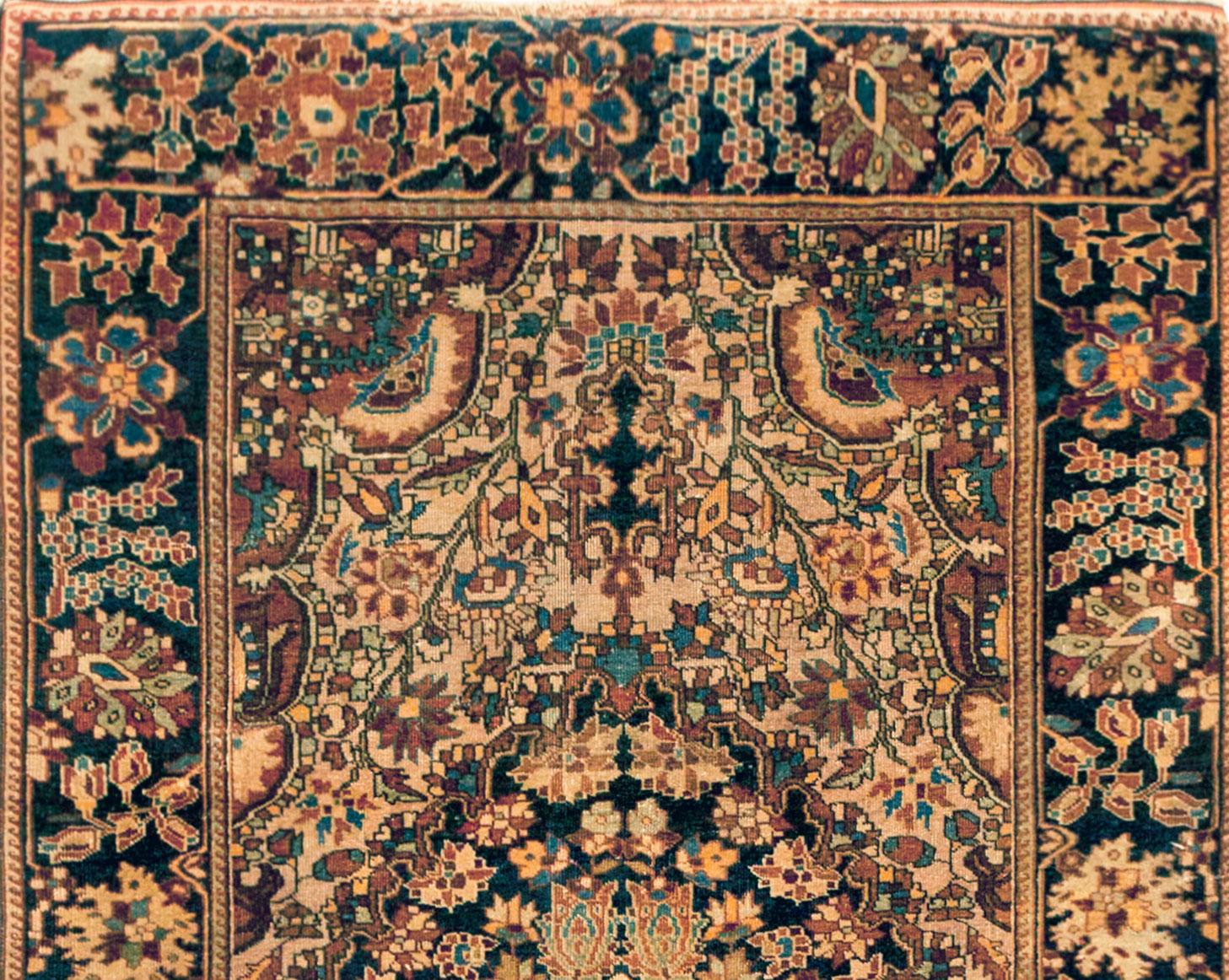 Antico tappeto orientale Ferahan Sarouk, 1900 circa, dimensioni ridotte

Un antico tappeto orientale Ferahan Sarouk, dimensioni 4'9