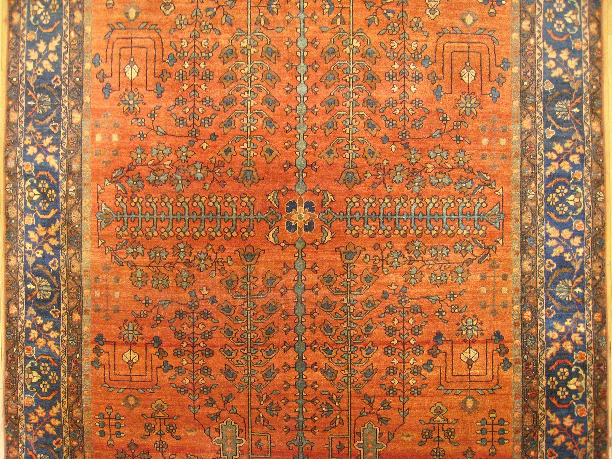 Antique Ferahan Sarouk Oriental Rug, in Small Size, with Symmetrical Design In Good Condition In New York, NY