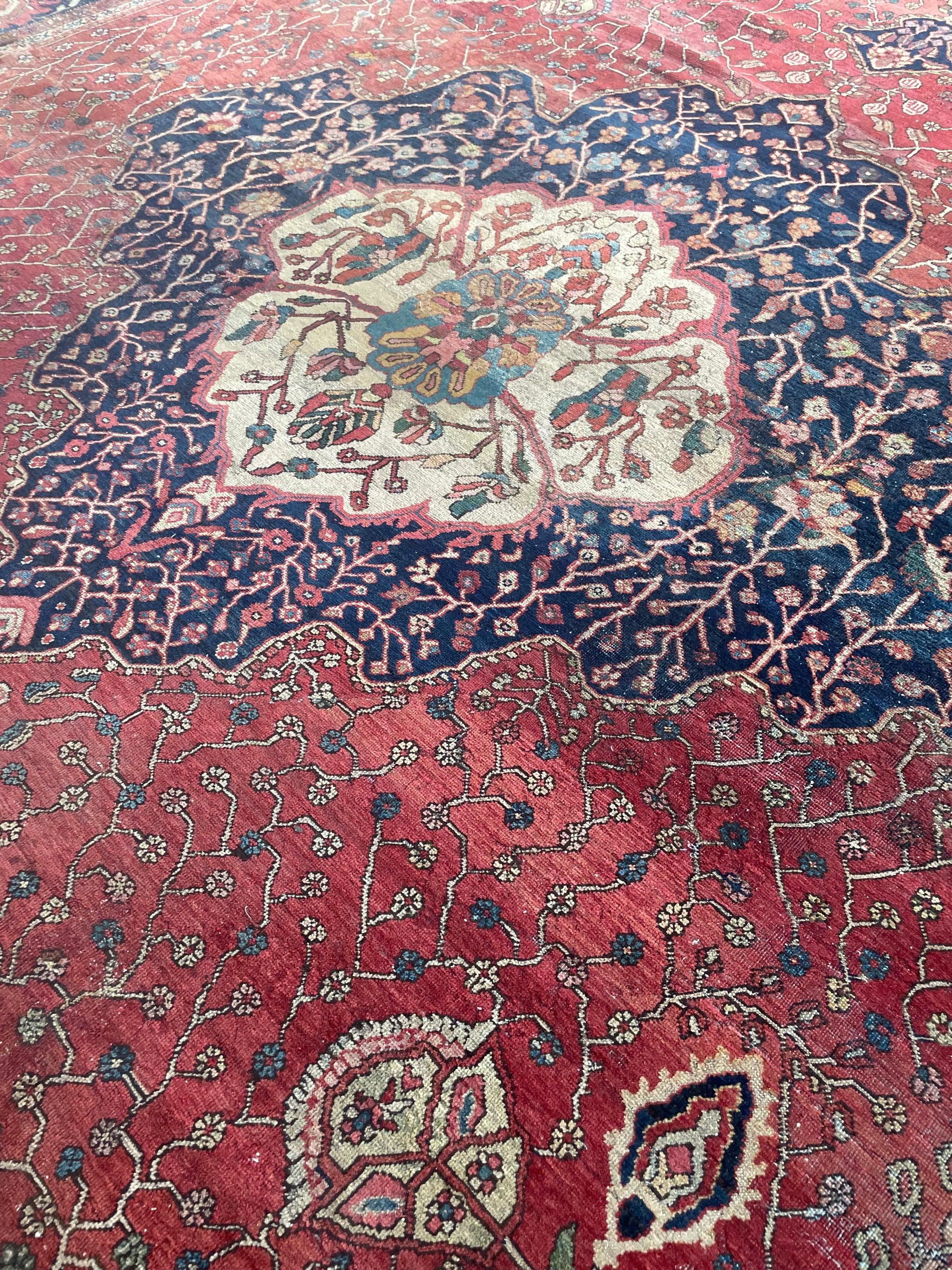 Noué à la main Tapis Sarouk ancien en vignes du Ferahan aux motifs floraux frais et suspendus, vers 1900 en vente