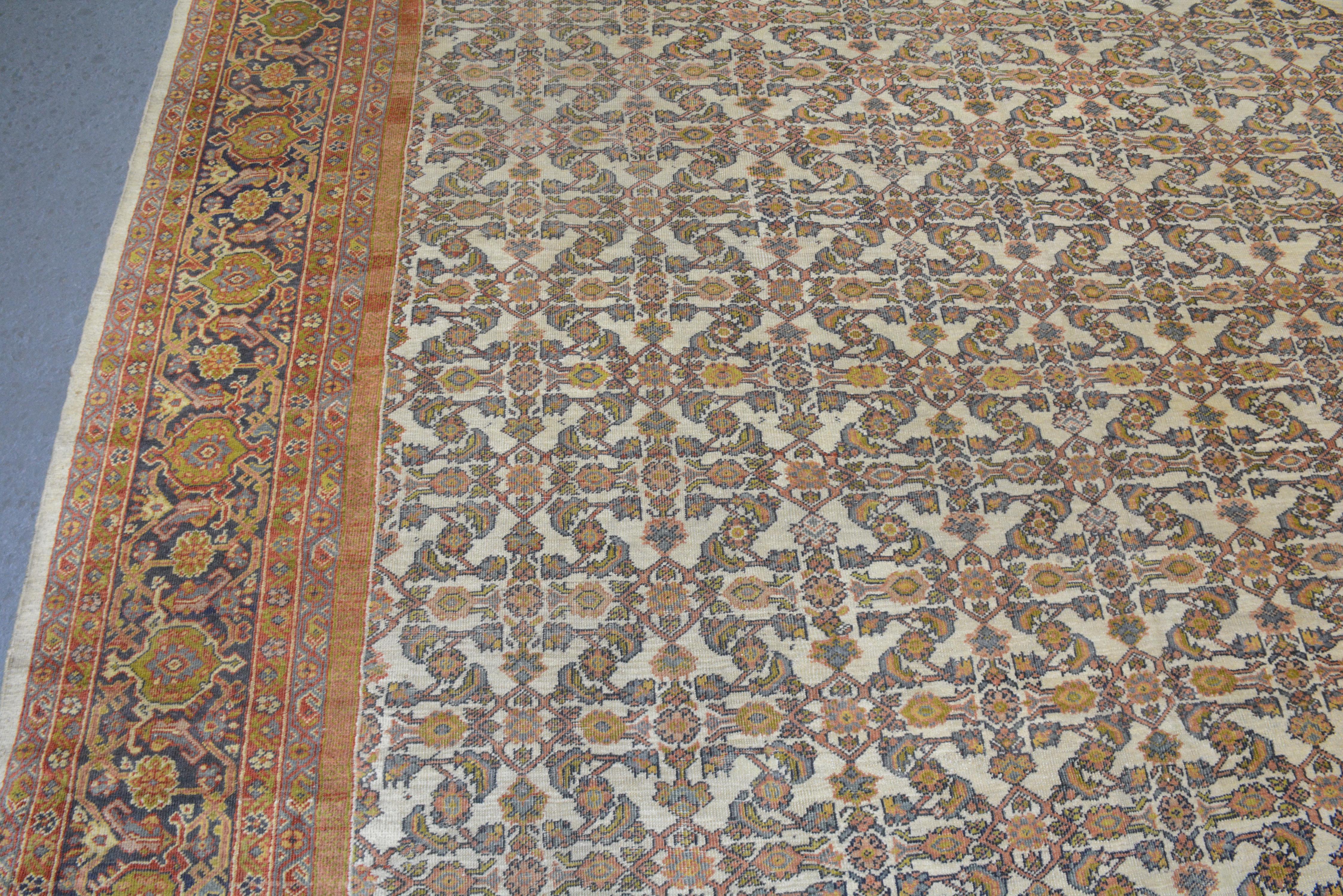Antique Fereghan Carpet In Good Condition For Sale In Closter, NJ