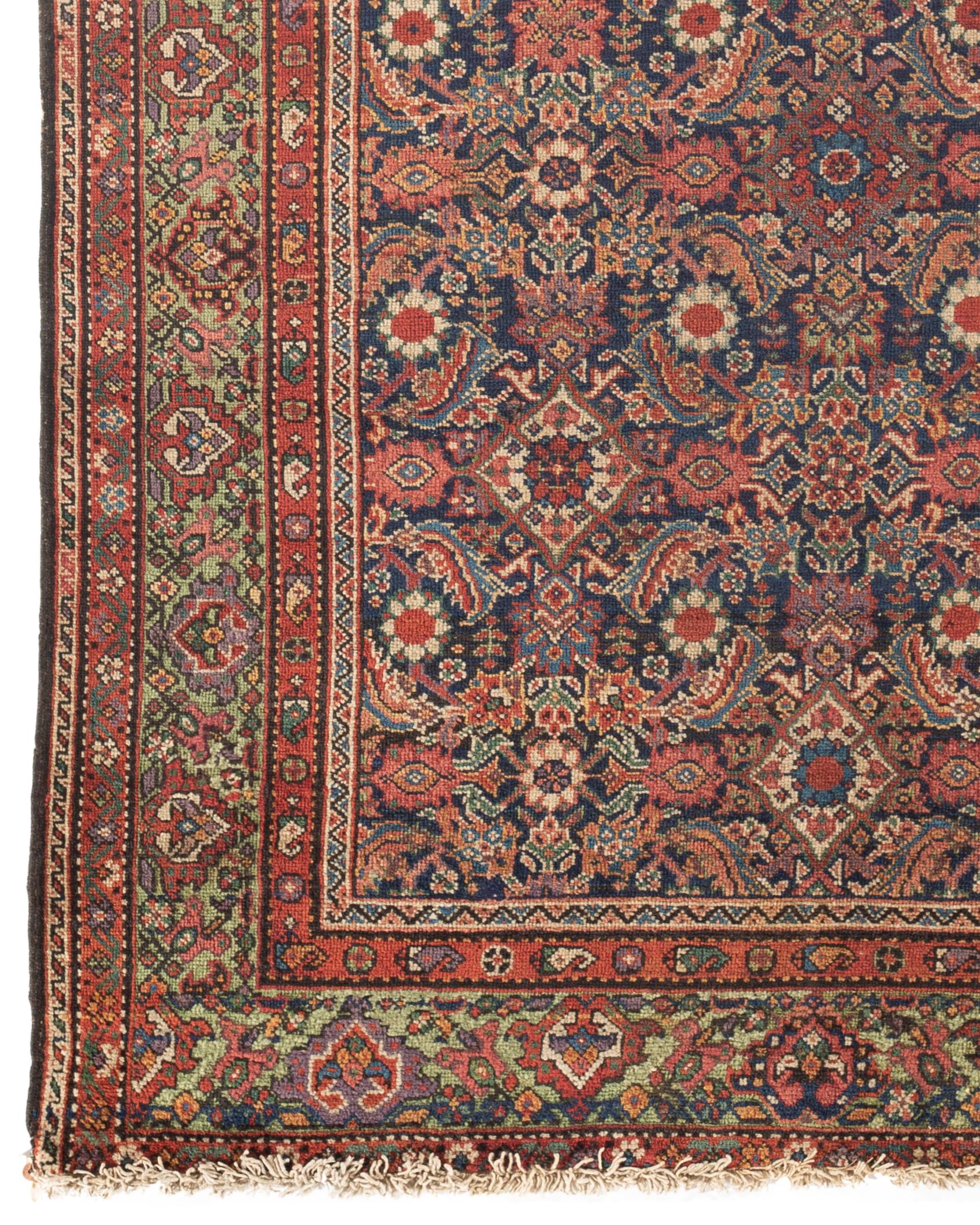 Antiker Fereghan-Teppich, um 1880. Dieser reizvolle Feraghan hat einen dunklen marineblauen Grund, der von einer viel weicheren Bordüre umgeben ist. So entsteht ein visuelles Erscheinungsbild und ein Stil, der in eine Vielzahl von Raumsituationen