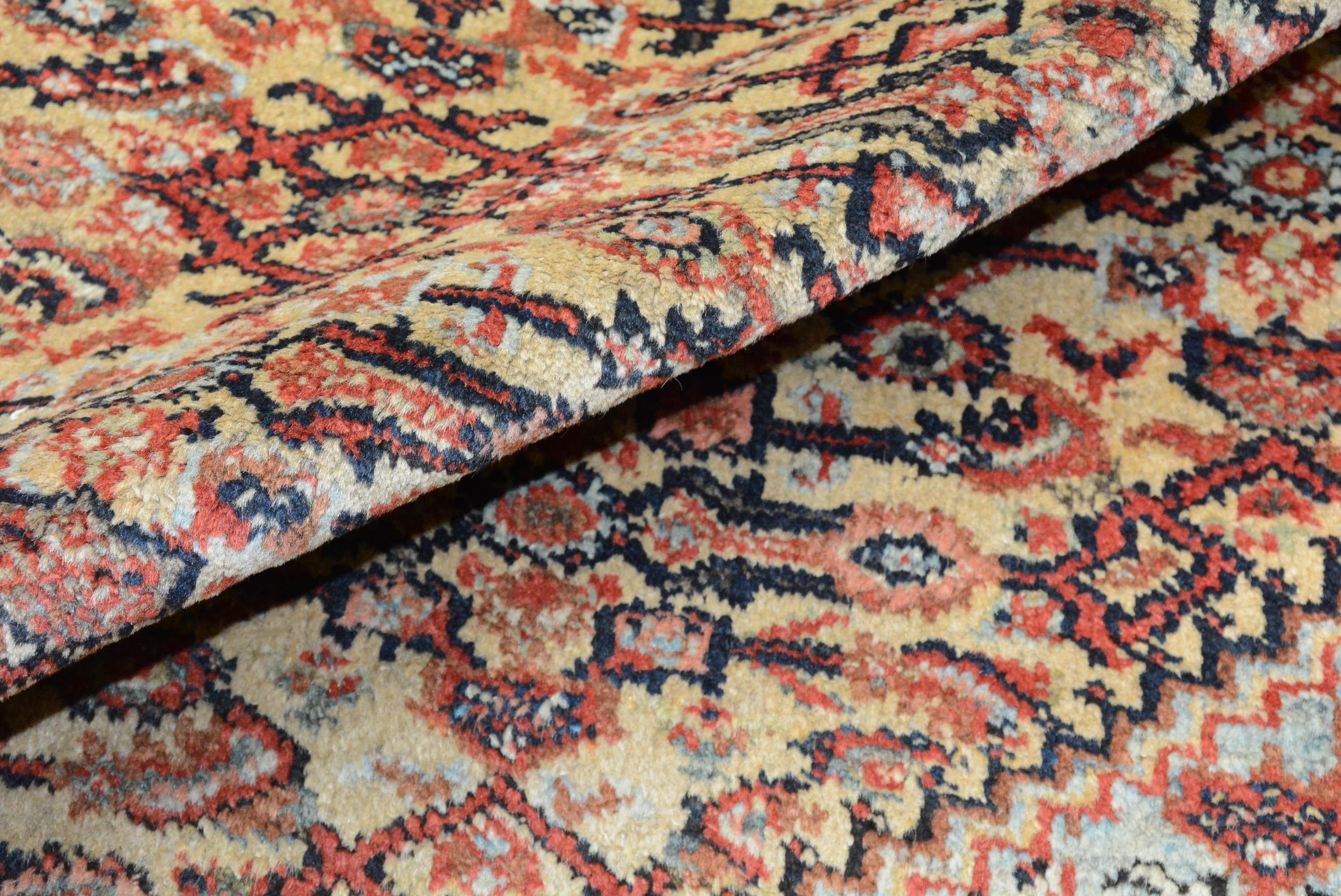 Antique Fereghan Rug In Good Condition For Sale In Closter, NJ