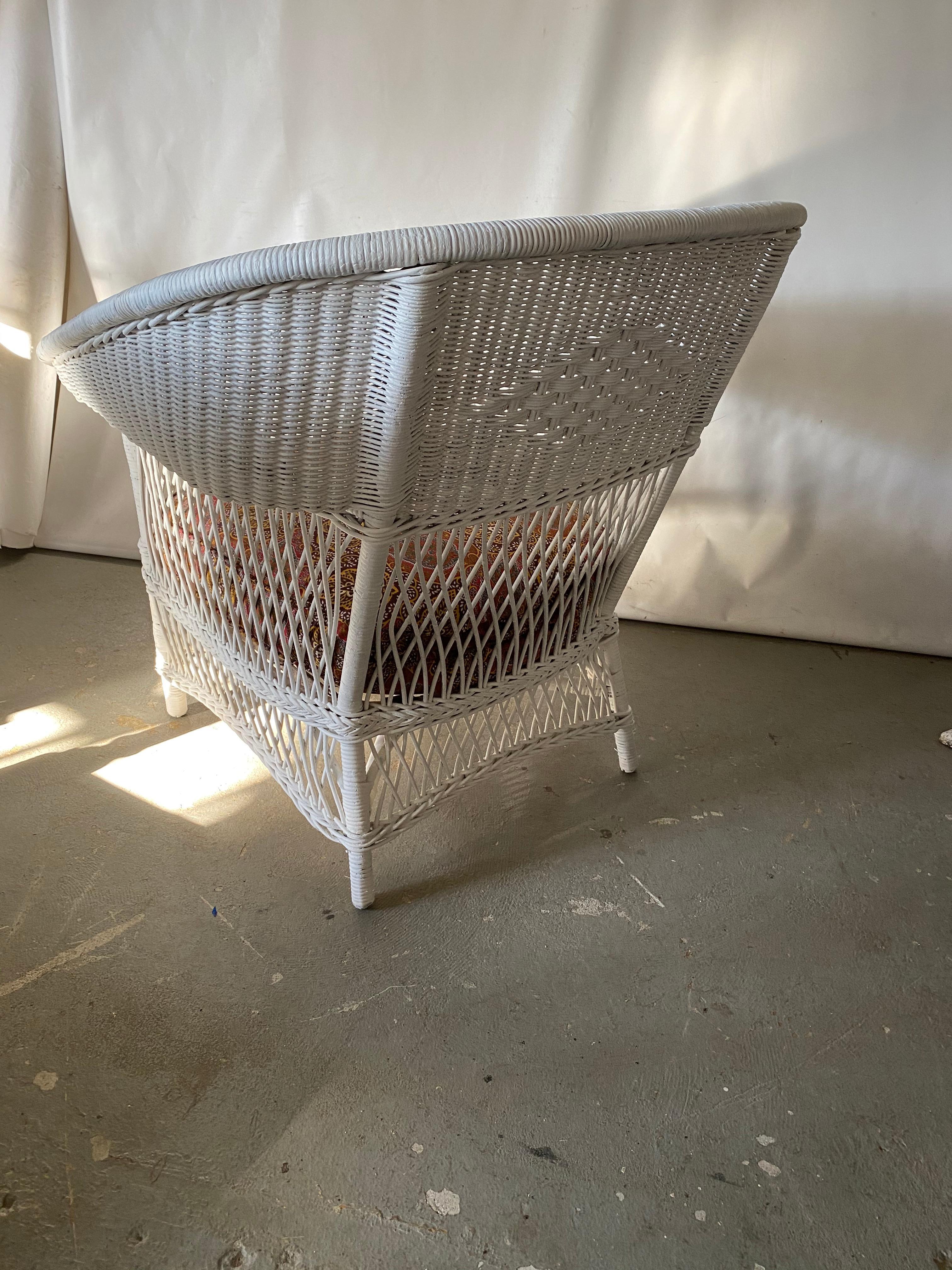 Rattan Antica poltrona in vimini con braccio largo di Ficks Reed in vendita