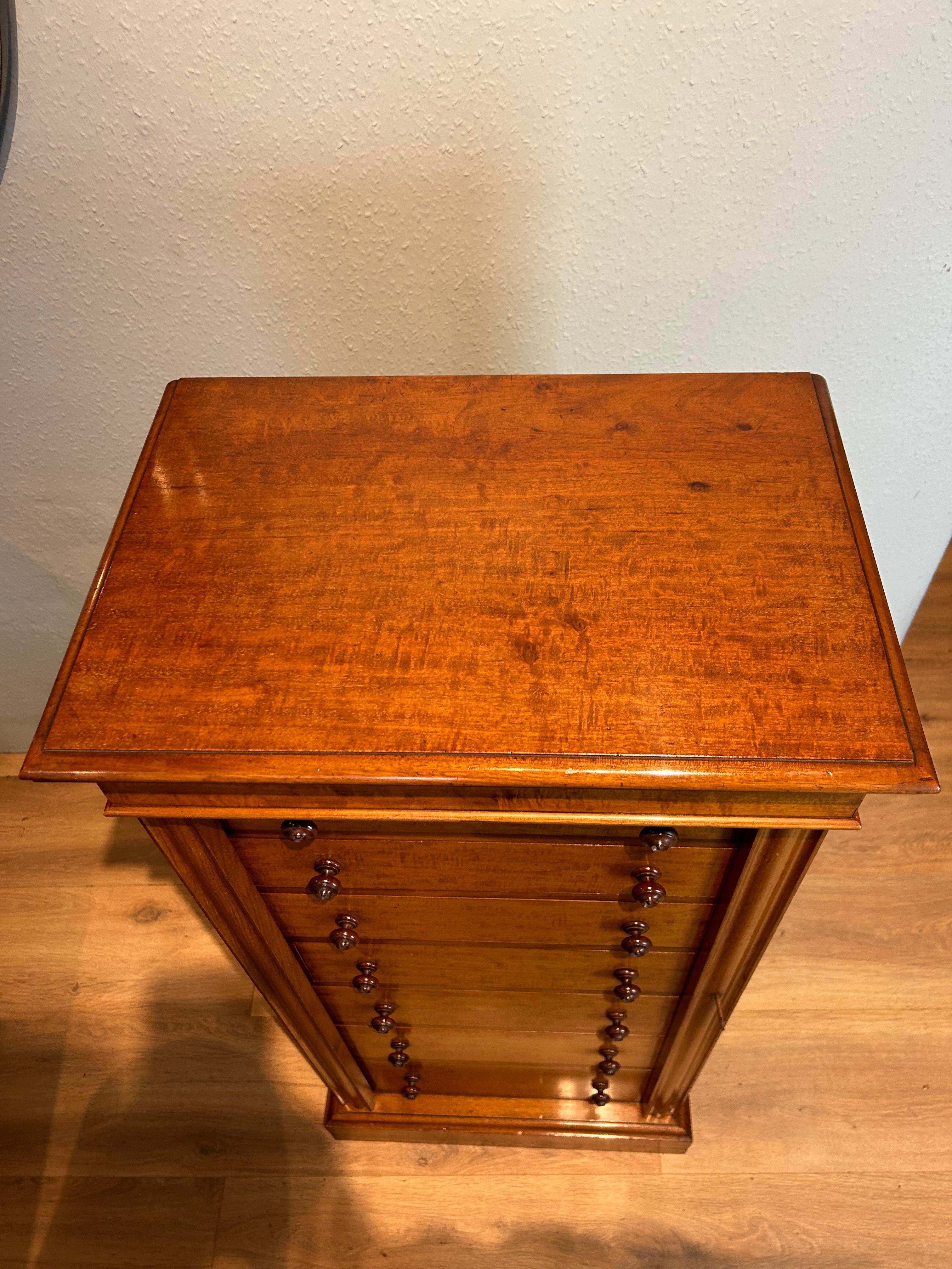 Hand-Crafted Antique Fiddleback Mahogany Seven Drawer Lockable Wellington Chest c1850