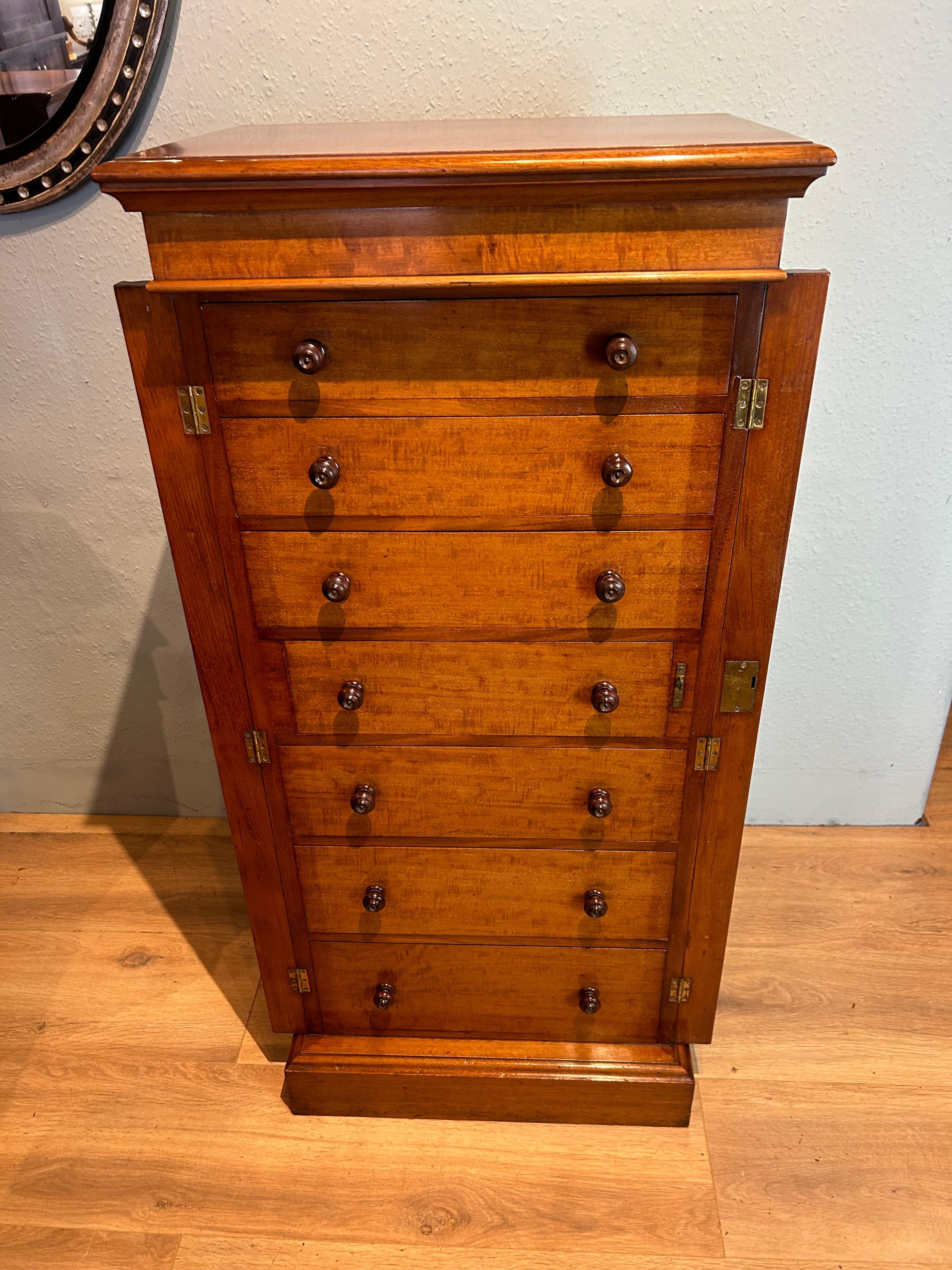 Antique Fiddleback Mahogany Seven Drawer Lockable Wellington Chest c1850 In Good Condition In Sherborne, GB