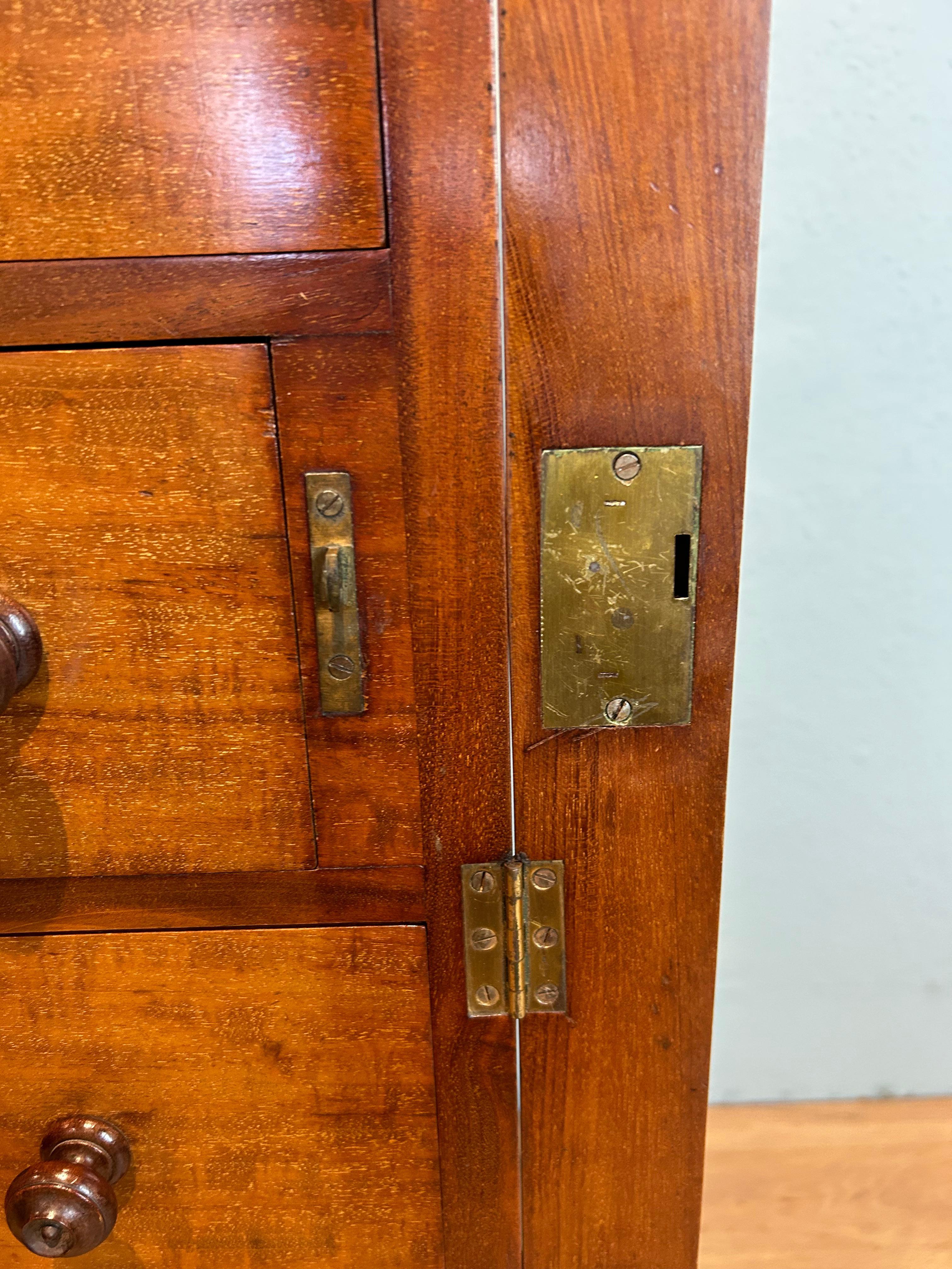 Mid-19th Century Antique Fiddleback Mahogany Seven Drawer Lockable Wellington Chest c1850