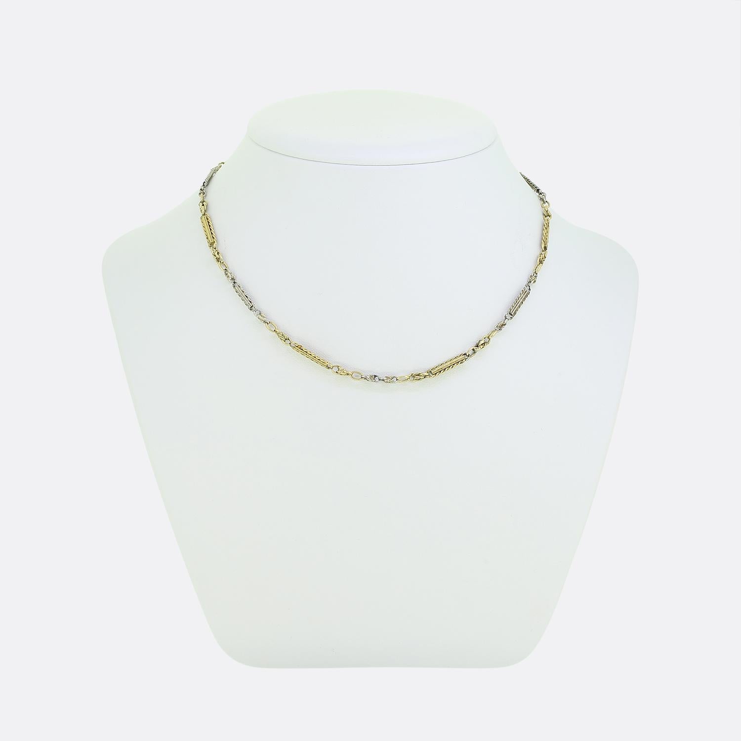 Hier haben wir eine charmante Halskette aus der Edwardianischen Zeit. Dieses antike Stück wurde aus reichem 18-karätigem Gelbgold und kontrastierendem weißen Platin gefertigt. Das Design folgt einem abwechselnden Muster aus länglichen Gliedern mit