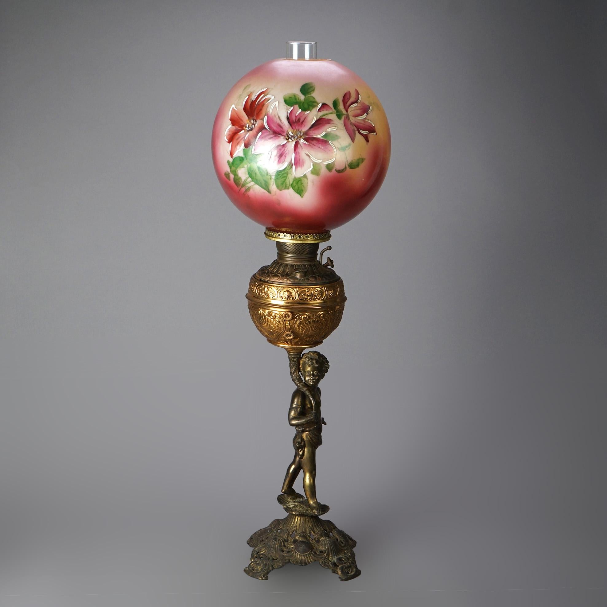 Eine antike figurale Öllampe bietet eine handbemalte Blumenlampe auf einem Sockel aus gegossenem Messing und vergoldetem Metall mit einem Jungen in ländlicher Umgebung, um 1890

Maße - 34,25 