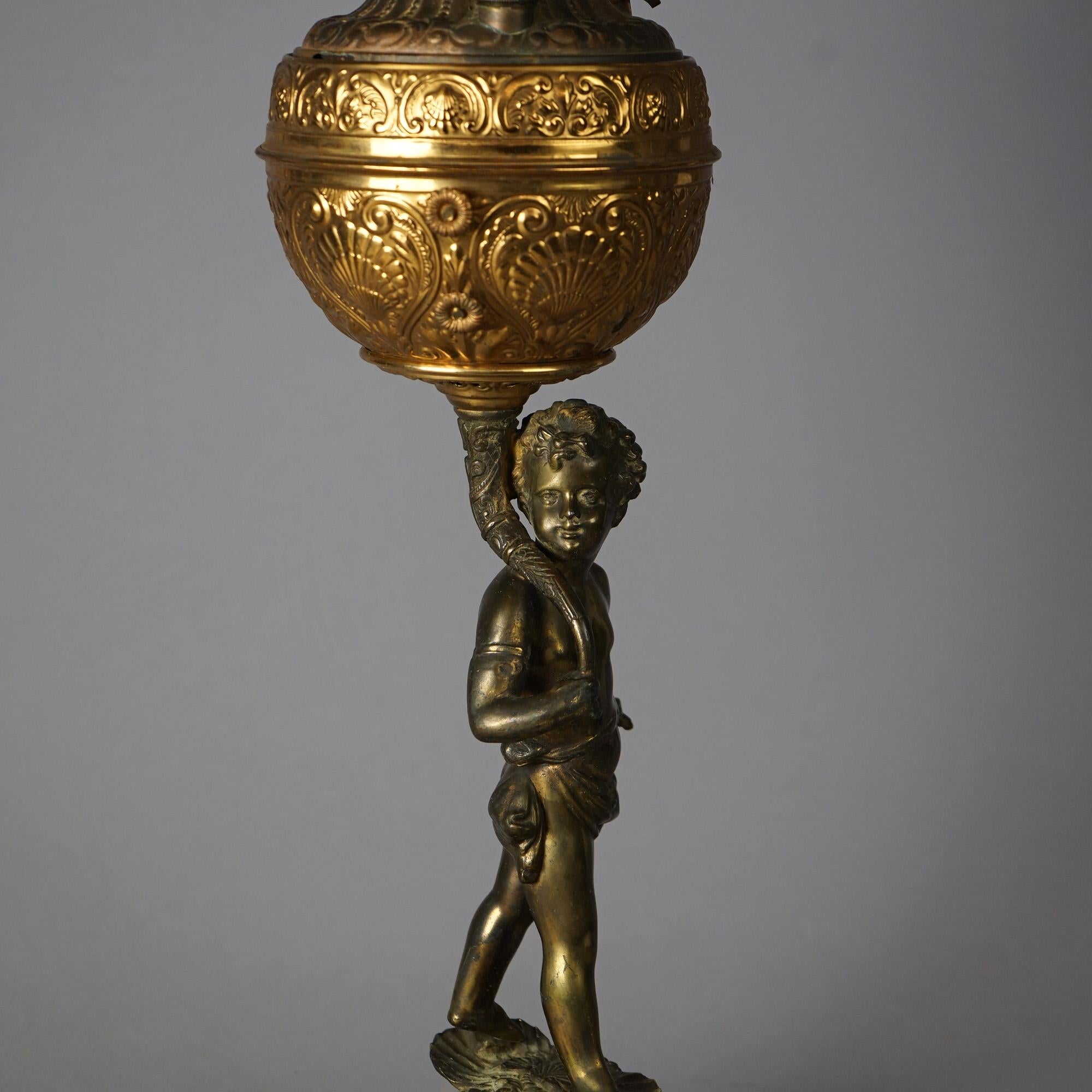 Antike figurale Lampe aus Messing und vergoldetem Metall mit handbemalter Schirm, um 1890 im Zustand „Gut“ im Angebot in Big Flats, NY