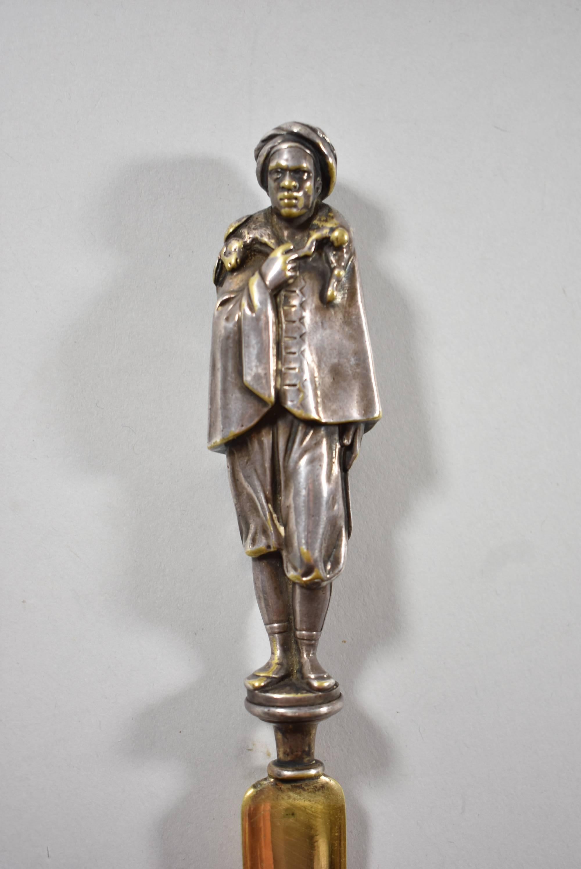 Un ancien tourne-page figuratif en bronze. Il représente un chasseur arabe avec un lapin. La figure est en bronze avec un placage en argent. Très beau détail. Excellent état. Dimensions : 1.5