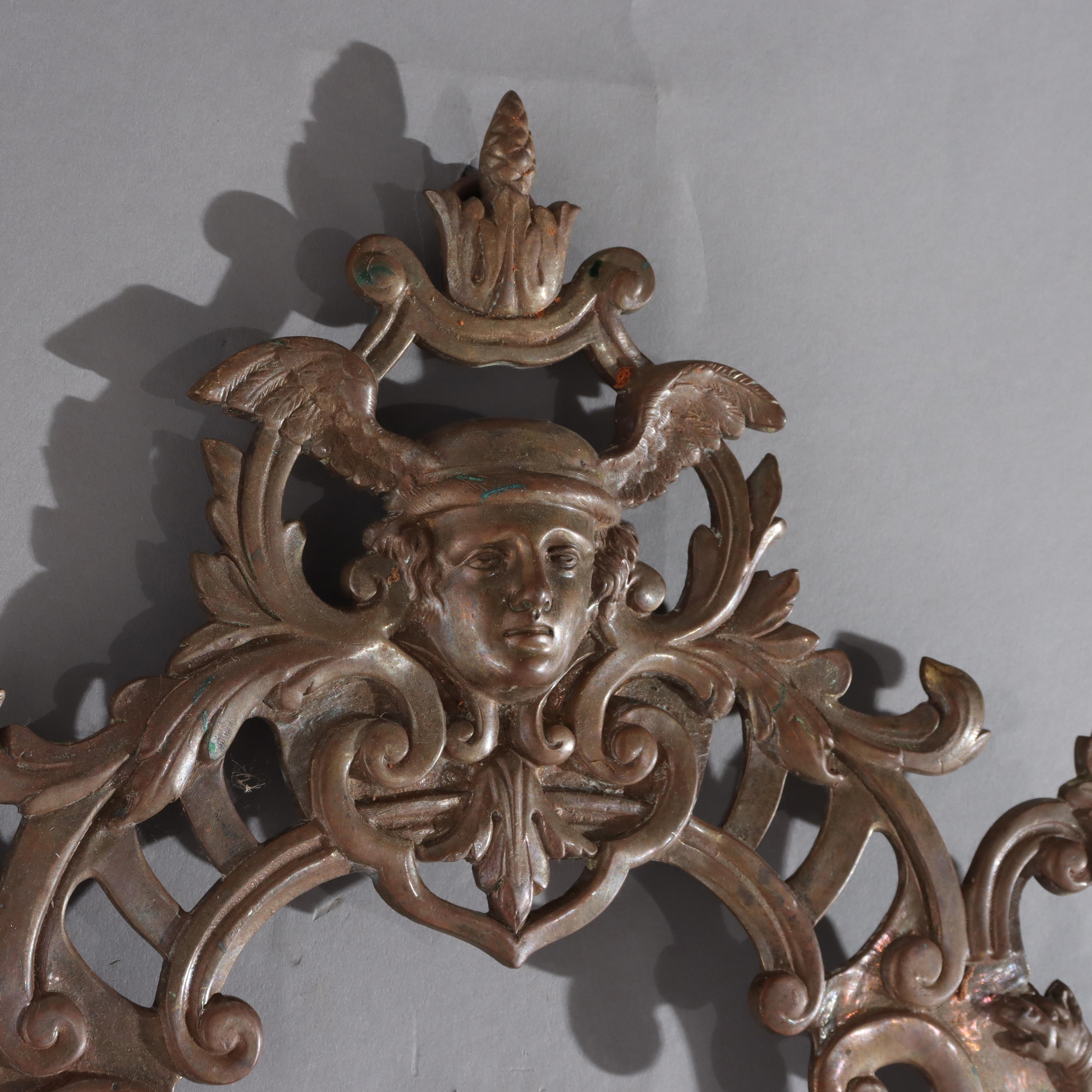 Applique murale à trois lumières en bronze figuré antique C1880.   
Dimensions - 19 