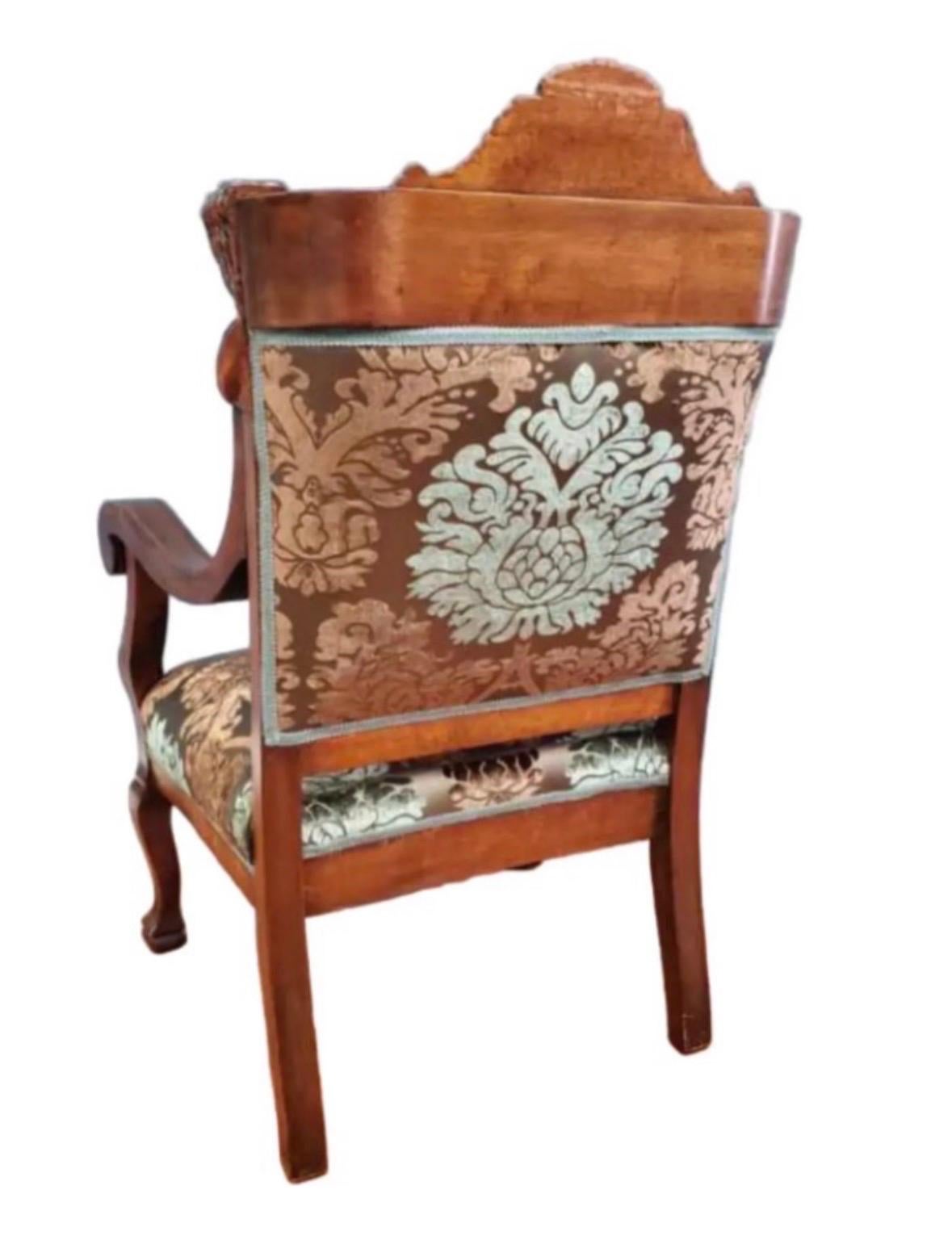 Mid-Century moderno Antica poltrona figurata intagliata e ornata di Karpen FurnitureCo.appena rivestita in vendita