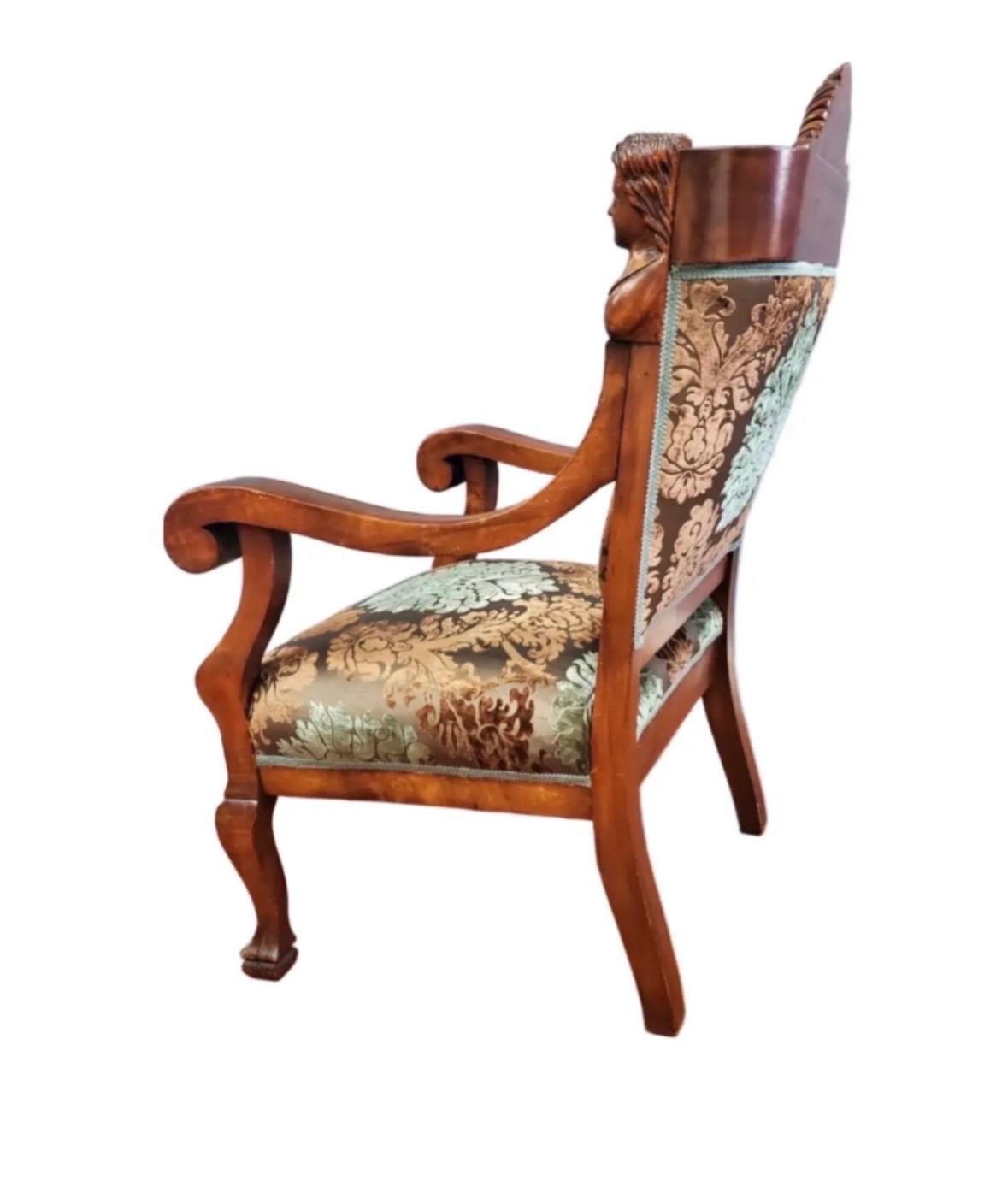 Americano Antica poltrona figurata intagliata e ornata di Karpen FurnitureCo.appena rivestita in vendita