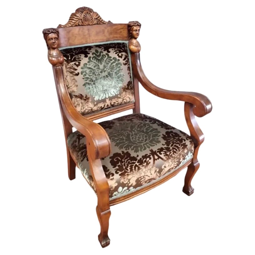 Antica poltrona figurata intagliata e ornata di Karpen FurnitureCo.appena rivestita in vendita