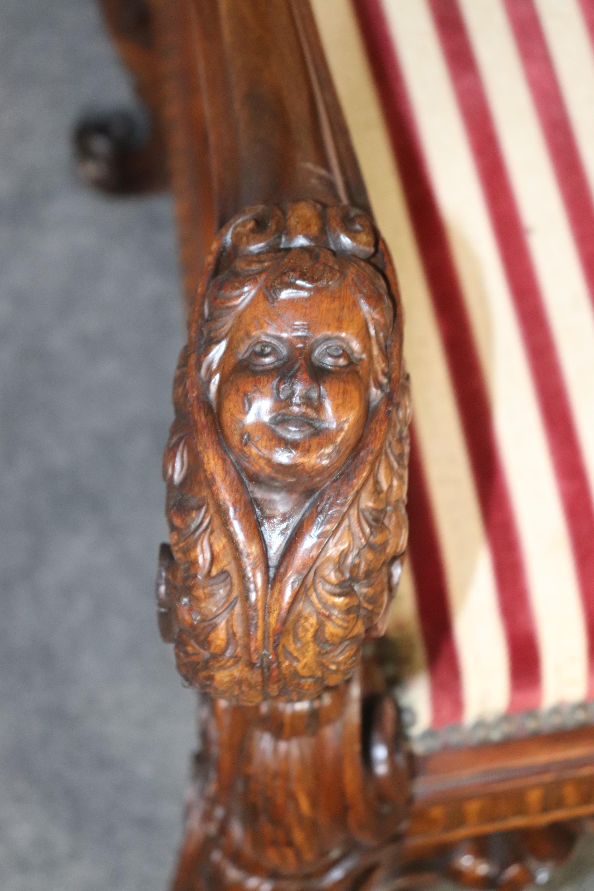 Bois Ancienne chaise trône sculptée figurative en vente