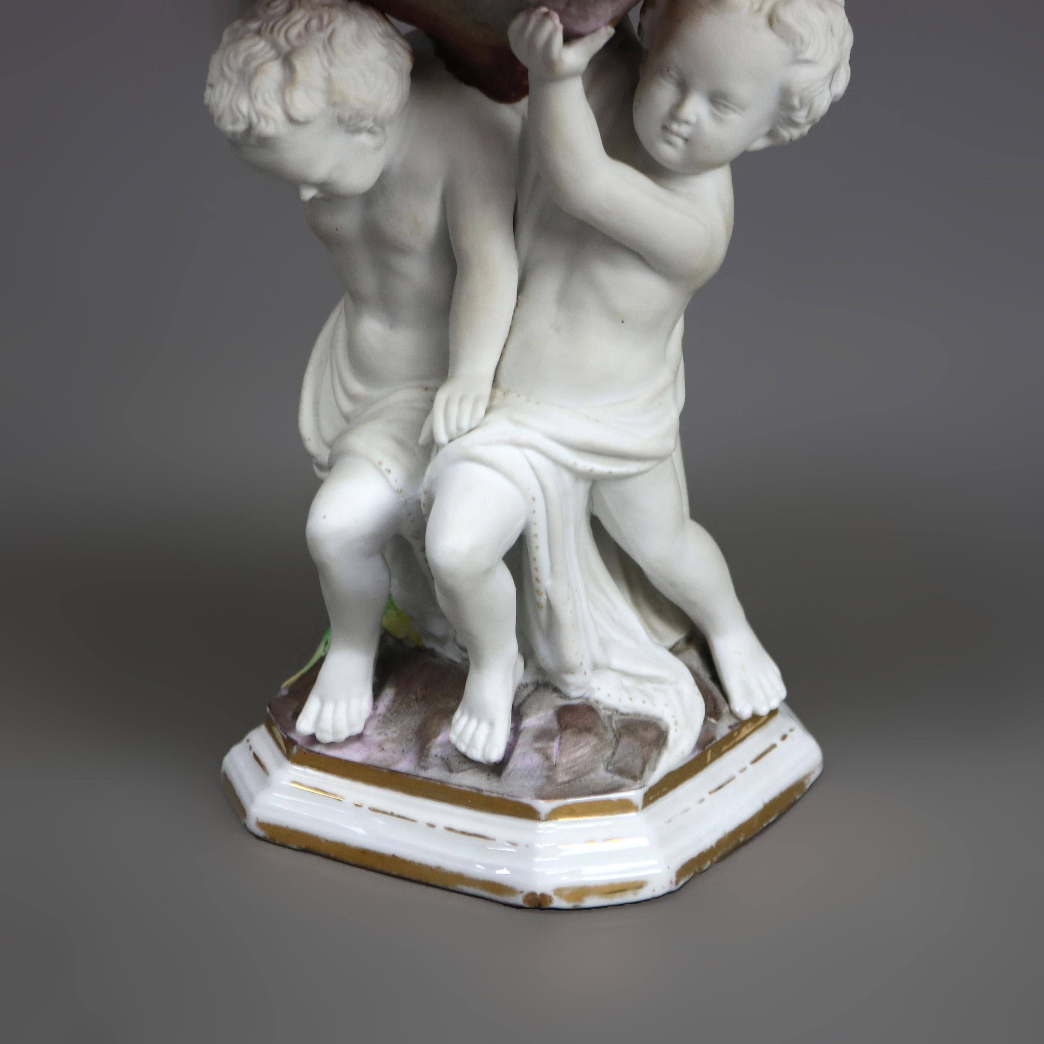 Compotier ancien en porcelaine biscuit avec chérubins et coquillages, vers 1890 en vente 2