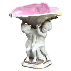 Compota antigua de porcelana con querubines y concha marina C1890
