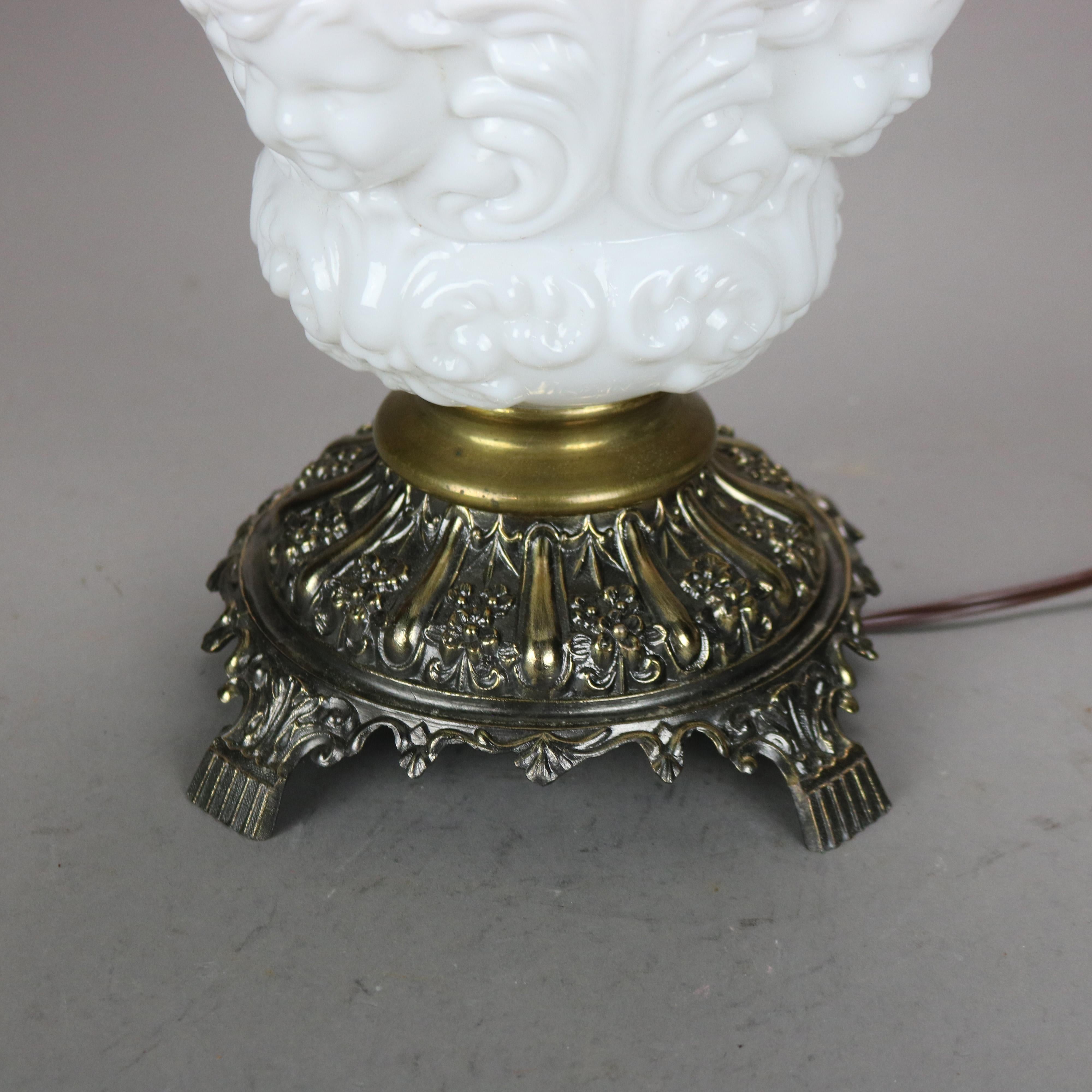 Lampe de table ancienne en verre au lait soufflé, à l'effigie d'un chérubin, électrifiée, vers 1890

Mesures - 27 