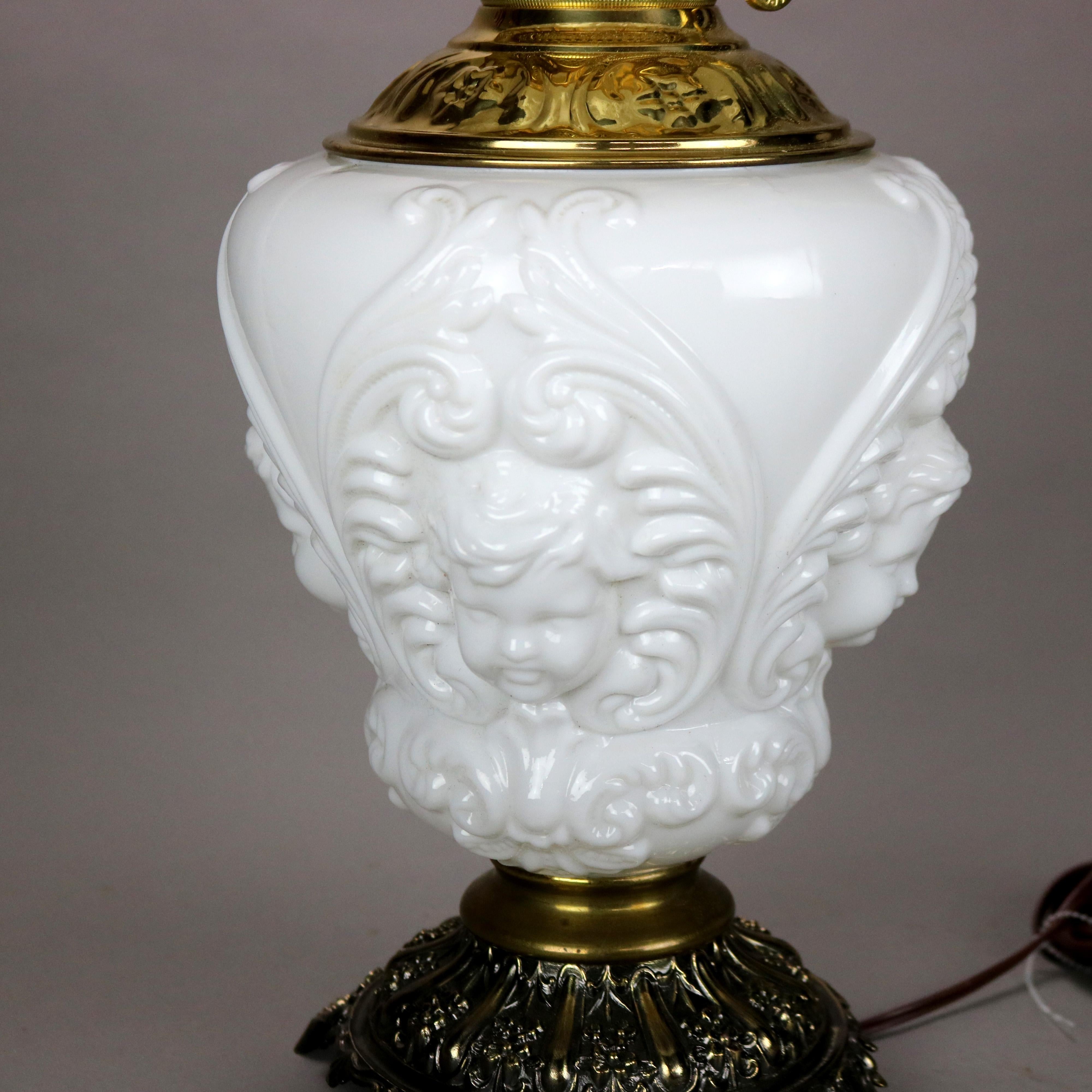 Victorien Ancienne lampe de bureau chérubin en verre dépoli soufflé avec le vent, vers 1890 en vente