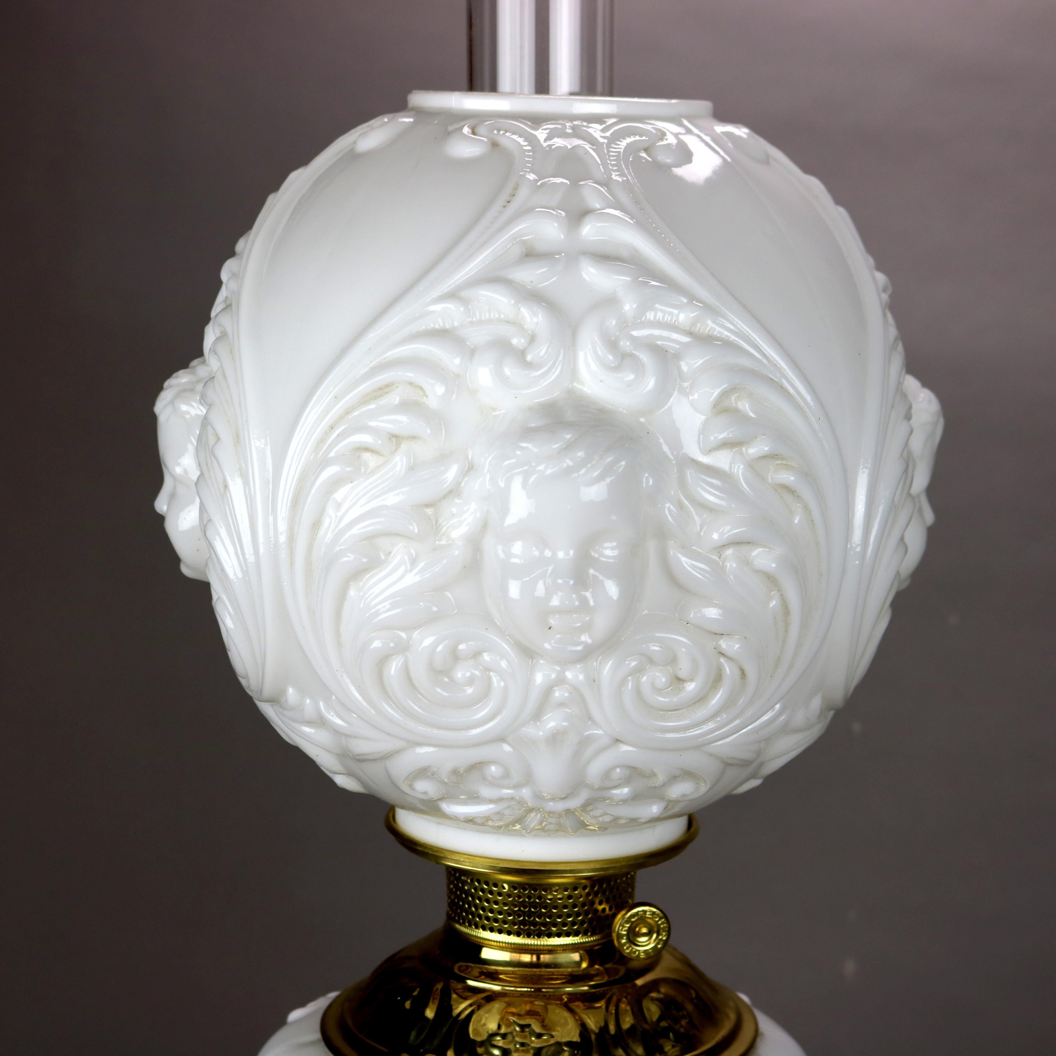 Américain Ancienne lampe de bureau chérubin en verre dépoli soufflé avec le vent, vers 1890 en vente