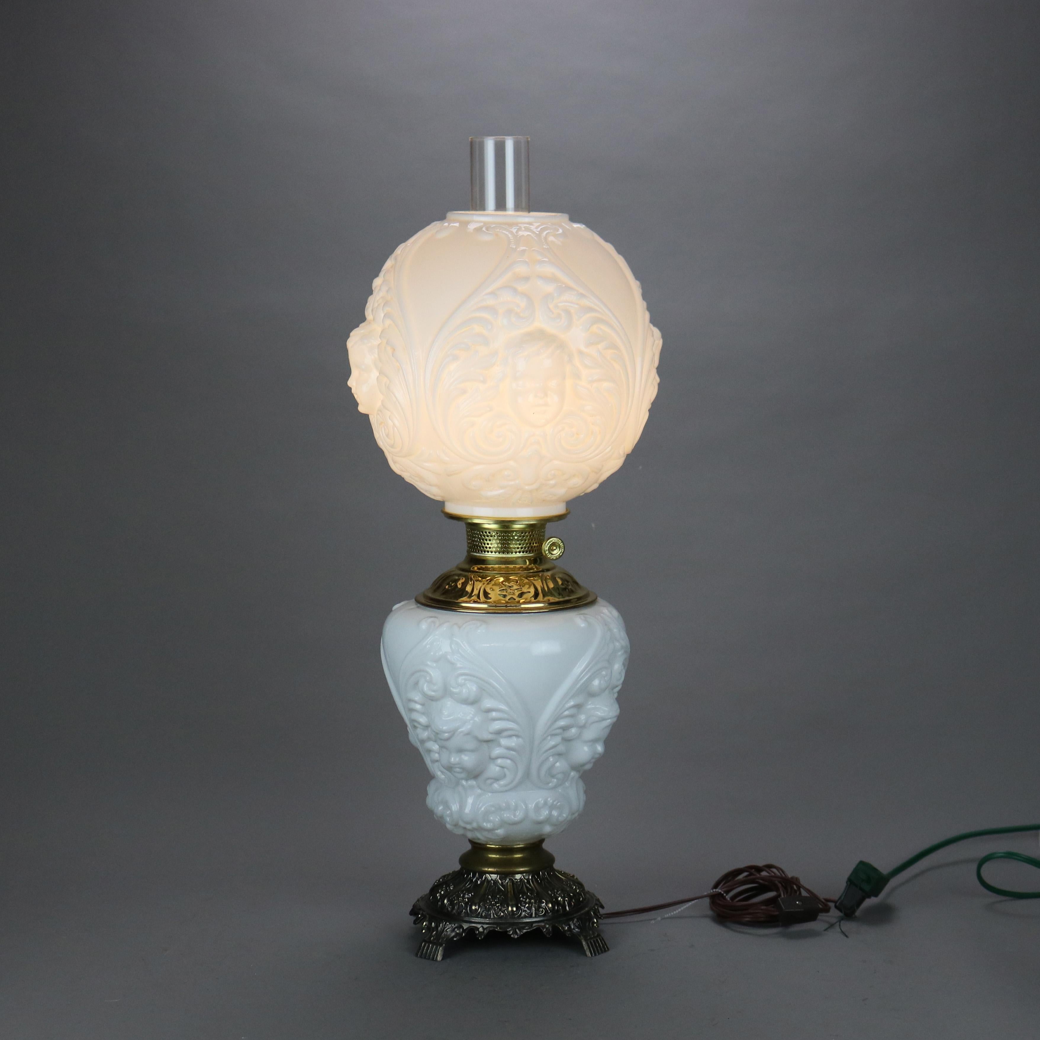 Ancienne lampe de bureau chérubin en verre dépoli soufflé avec le vent, vers 1890 Bon état - En vente à Big Flats, NY