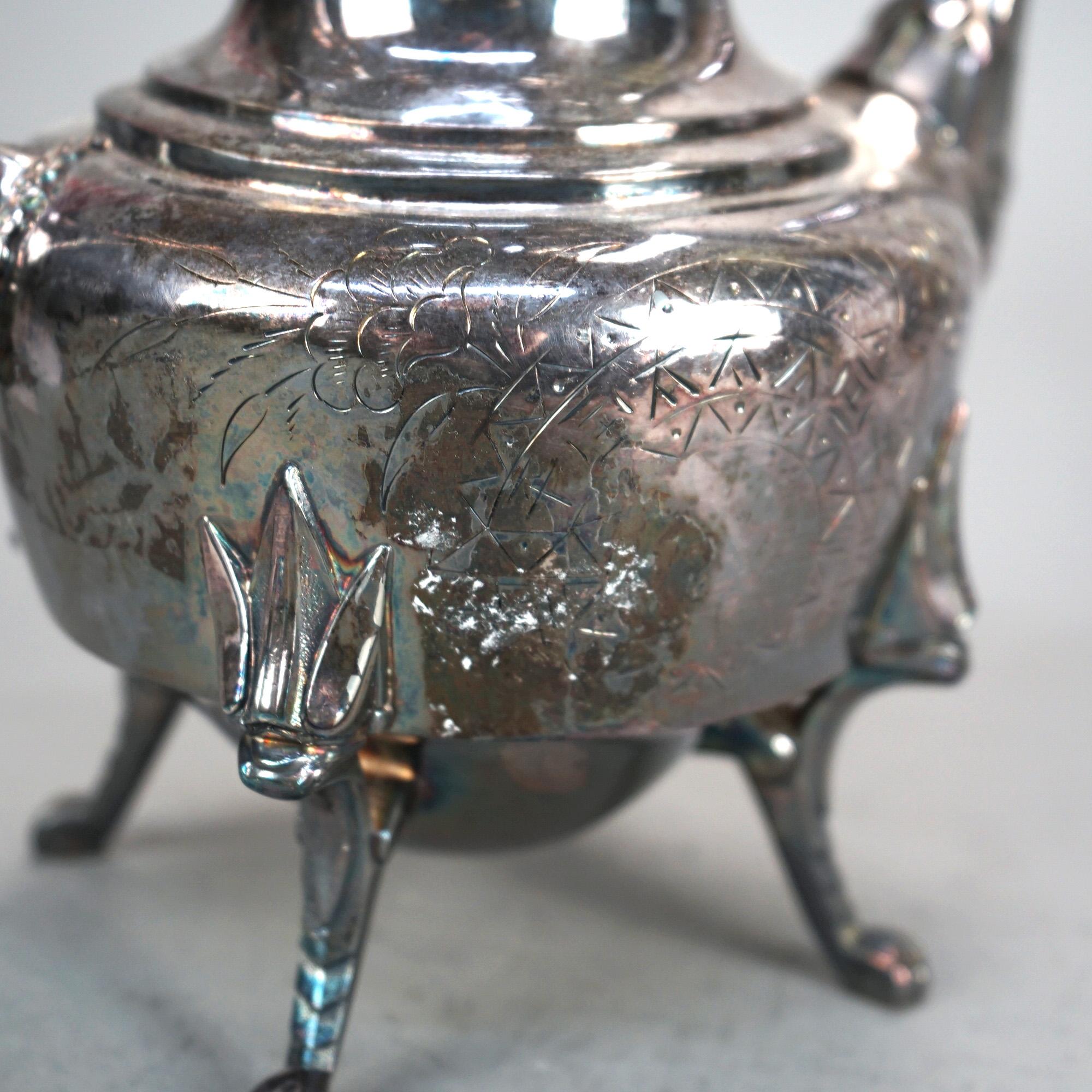 Théière ancienne en métal argenté figuratif et pieds de griffes C1890 en vente 2