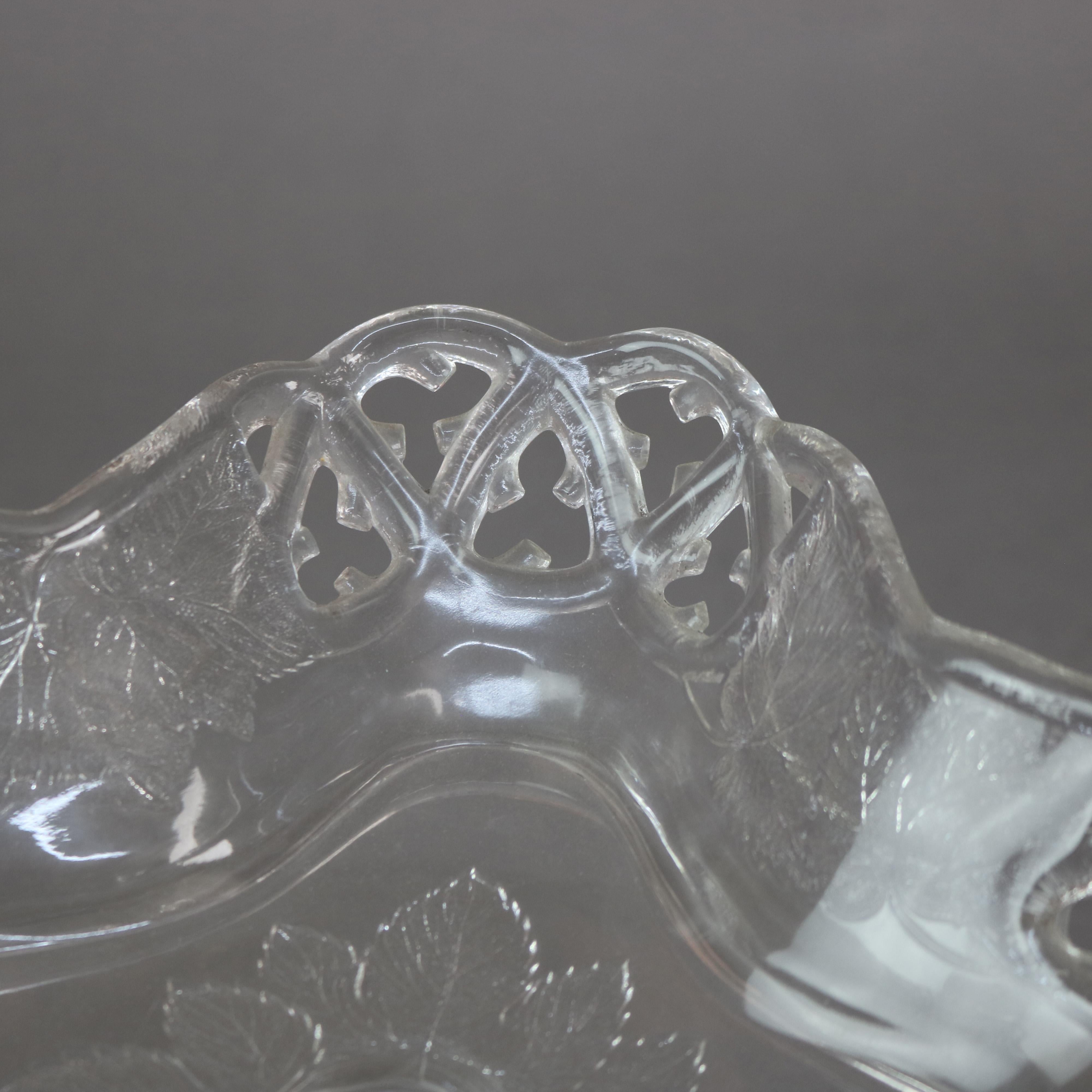 Ancienne compote en verre pressé Figural Dolphin C1930 en vente 4