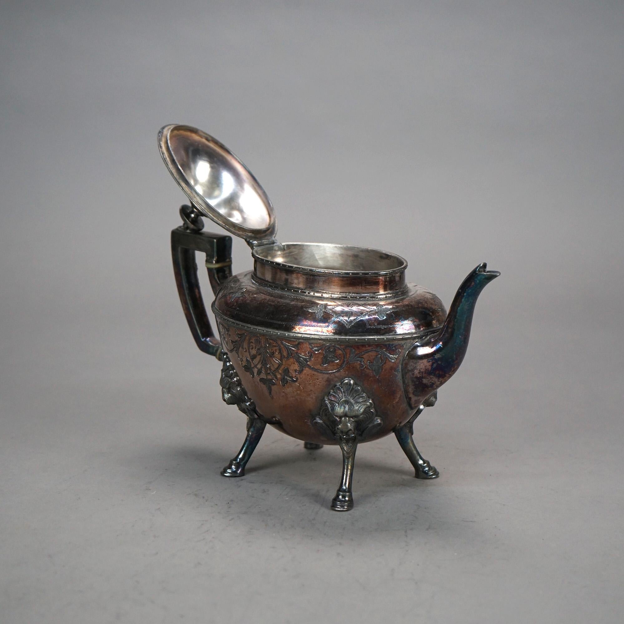Théière ancienne en argent plaqué avec gravure de feuillage C1890

Mesures - 7.75 