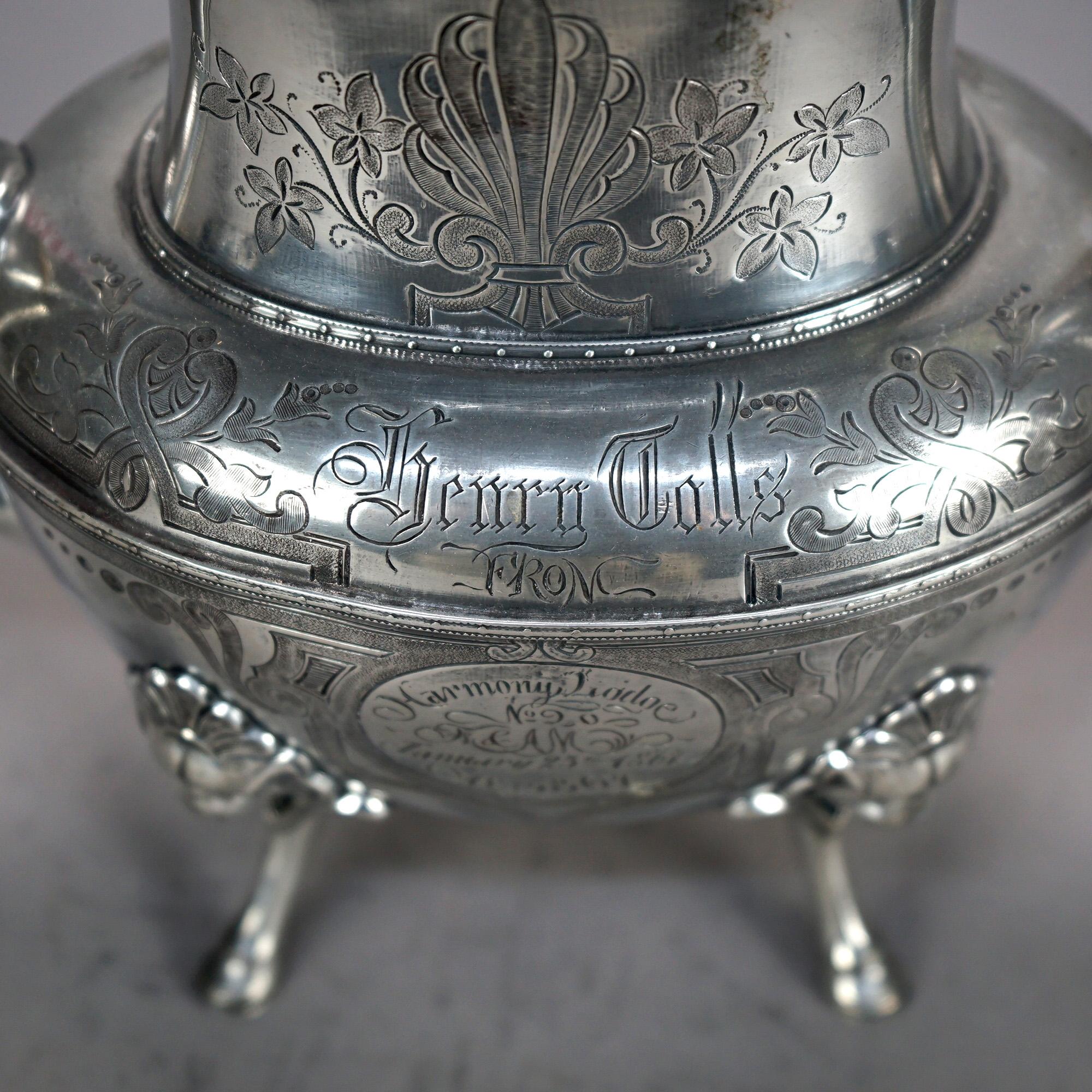 Théière ancienne en argent plaqué avec masque et gravure de feuillage C1890

Dimensions - 9,25 