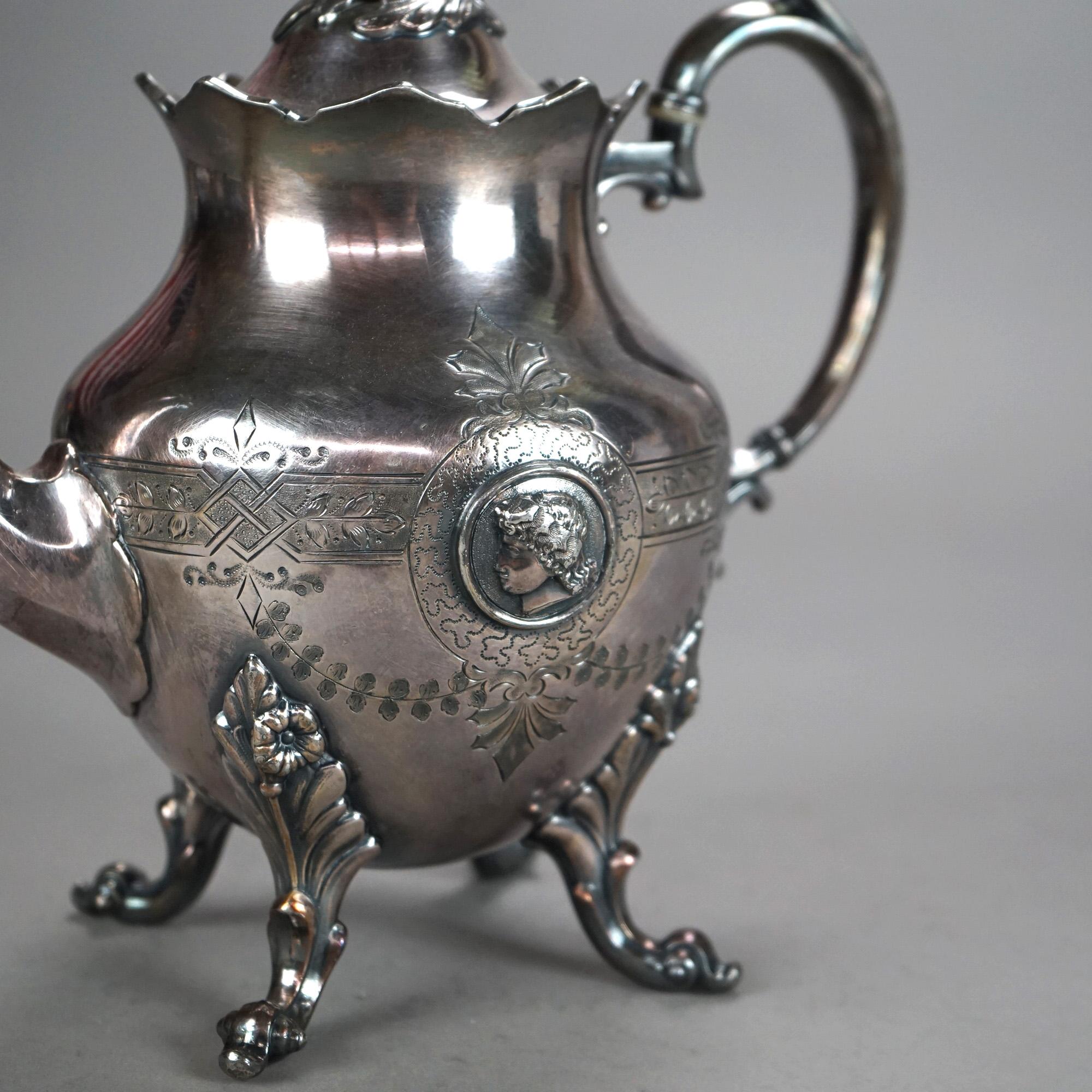 Plaqué argent Théière ancienne figurative et sur pied en métal argenté C1890 en vente