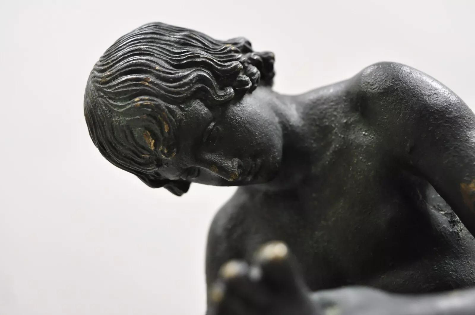 Altro Antique French Bronze Spinario Boy With Thorn (Ragazzo Spinario con Spina) Scultura da 10,5 pollici in vendita