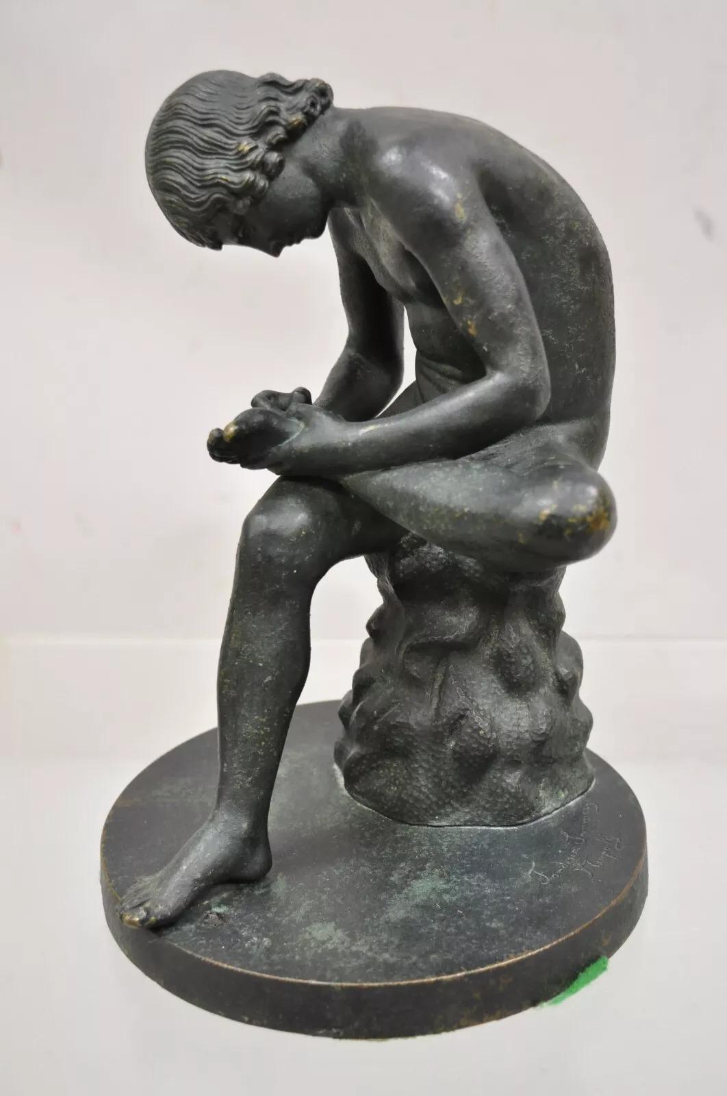 XIX secolo Antique French Bronze Spinario Boy With Thorn (Ragazzo Spinario con Spina) Scultura da 10,5 pollici in vendita