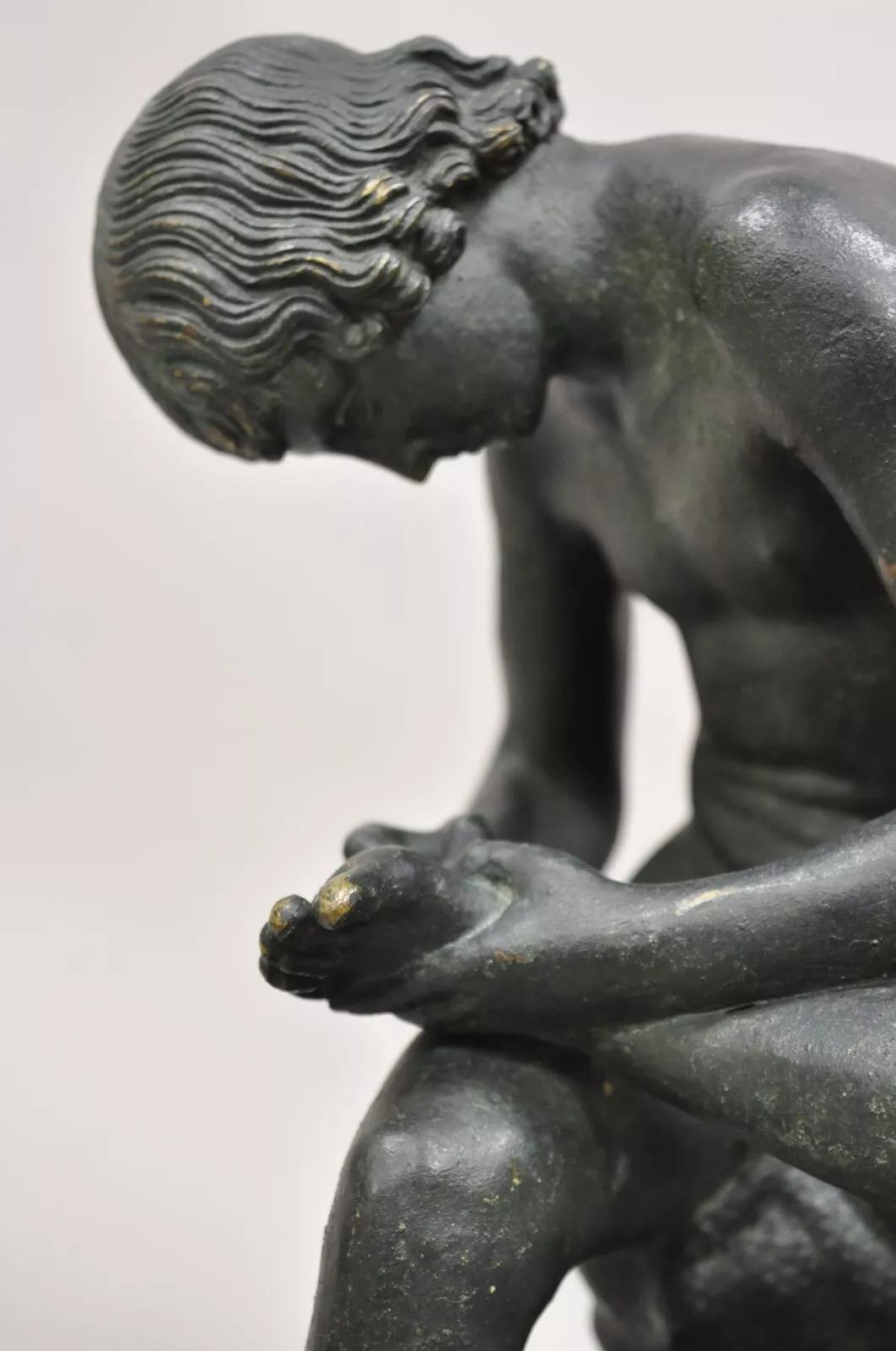 Bronzo Antique French Bronze Spinario Boy With Thorn (Ragazzo Spinario con Spina) Scultura da 10,5 pollici in vendita