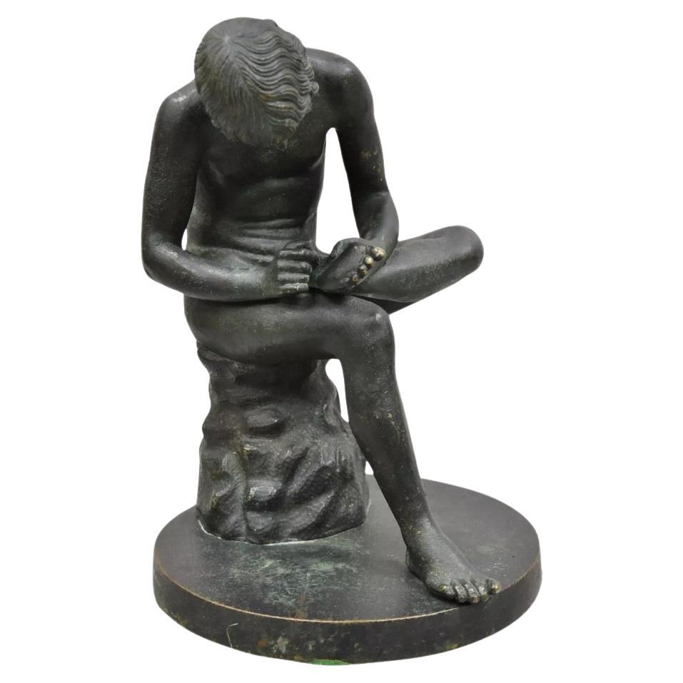 Antique French Bronze Spinario Boy With Thorn (Ragazzo Spinario con Spina) Scultura da 10,5 pollici in vendita