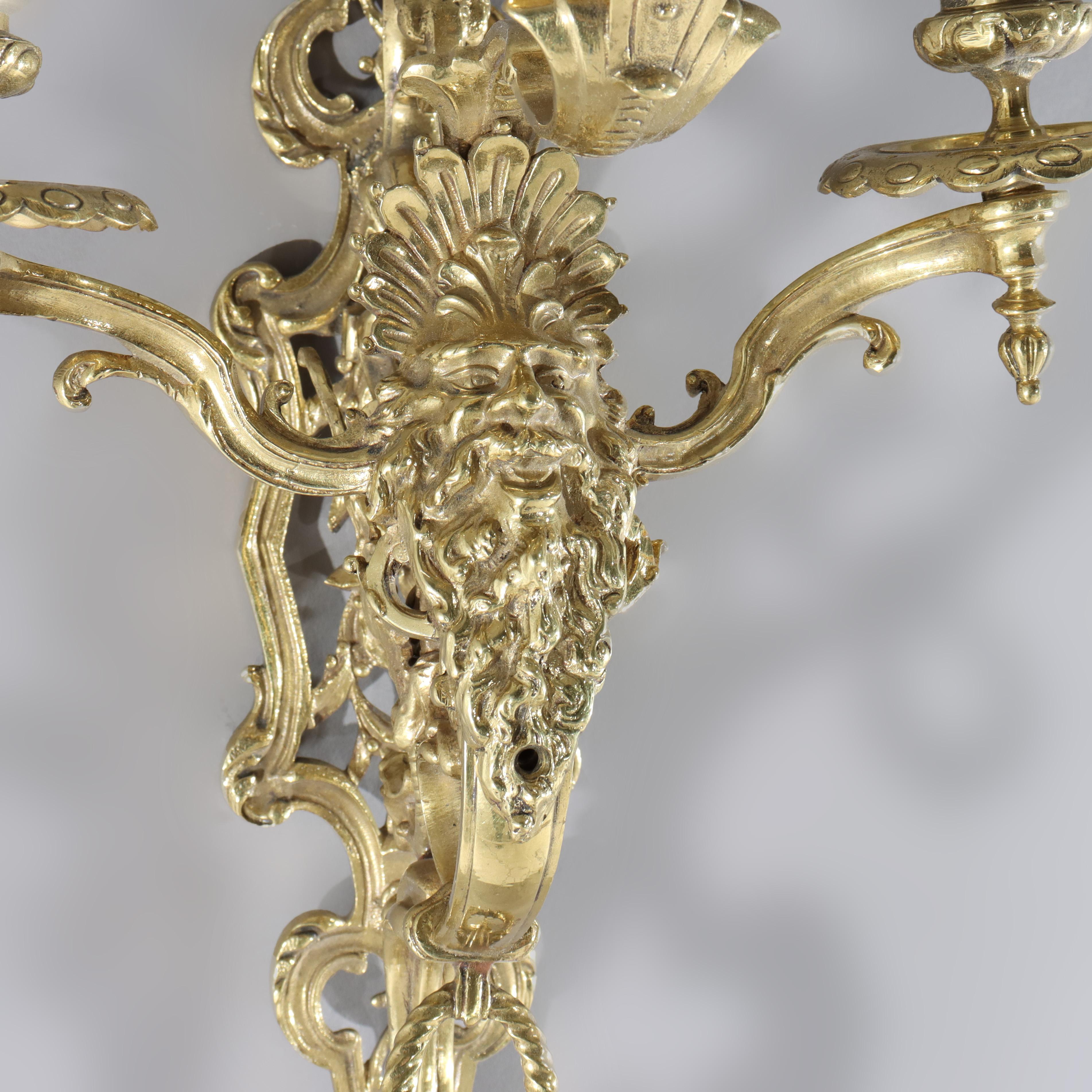Antiguo Aplique Figurado de Bronce Dorado de Tres Candelas con Máscara C1920 en Bueno estado para la venta en Big Flats, NY