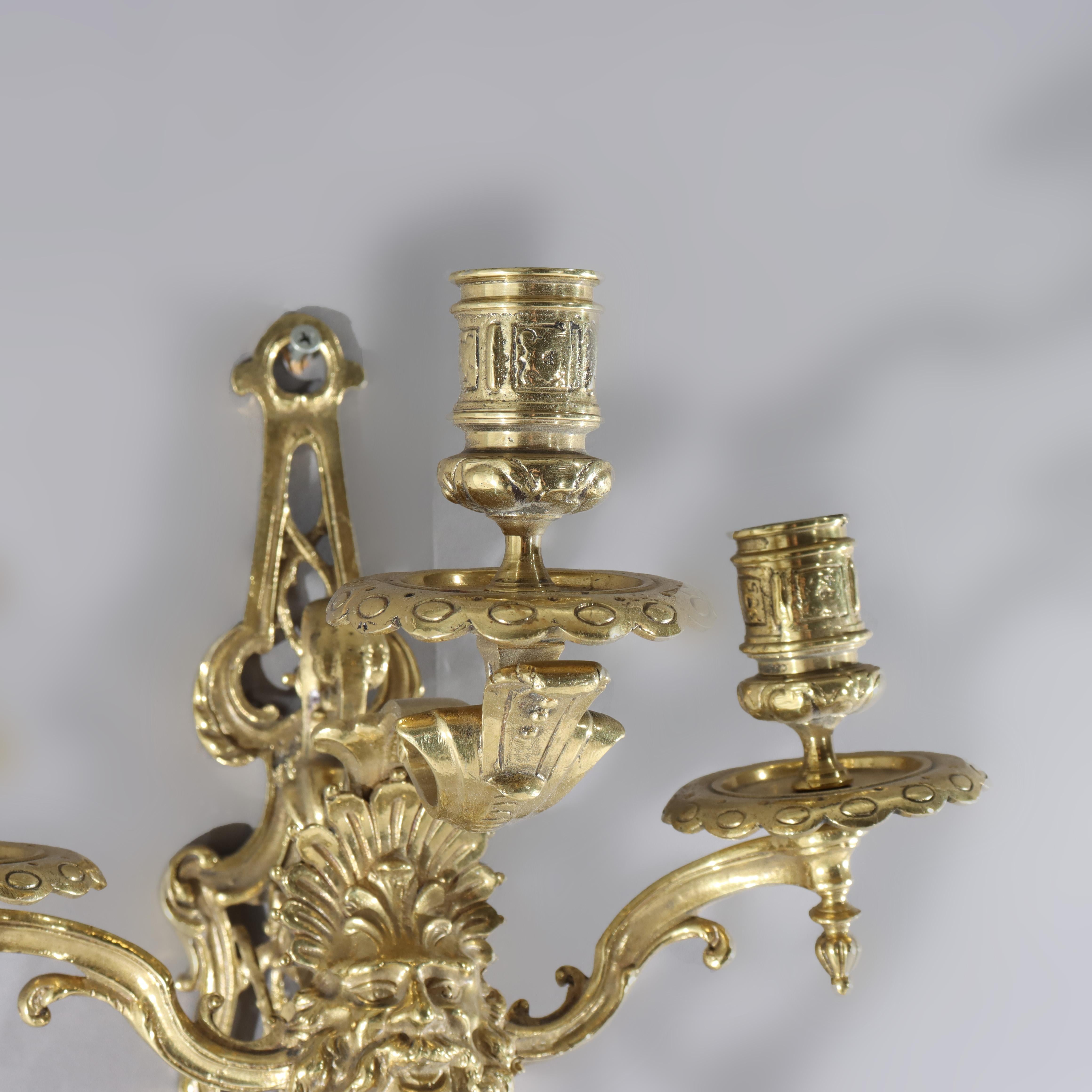 Antiguo Aplique Figurado de Bronce Dorado de Tres Candelas con Máscara C1920 siglo XX en venta