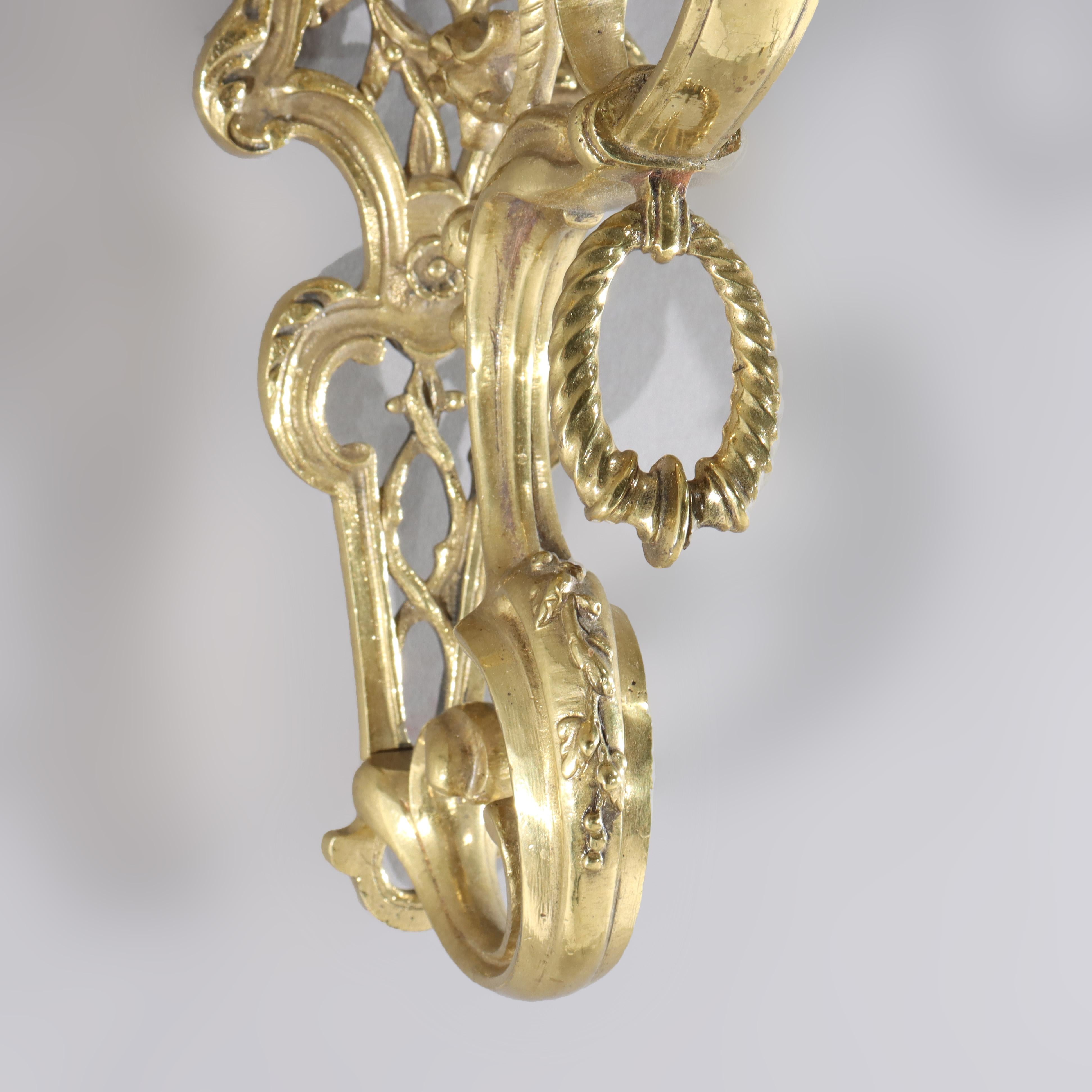 Antiguo Aplique Figurado de Bronce Dorado de Tres Candelas con Máscara C1920 Latón en venta